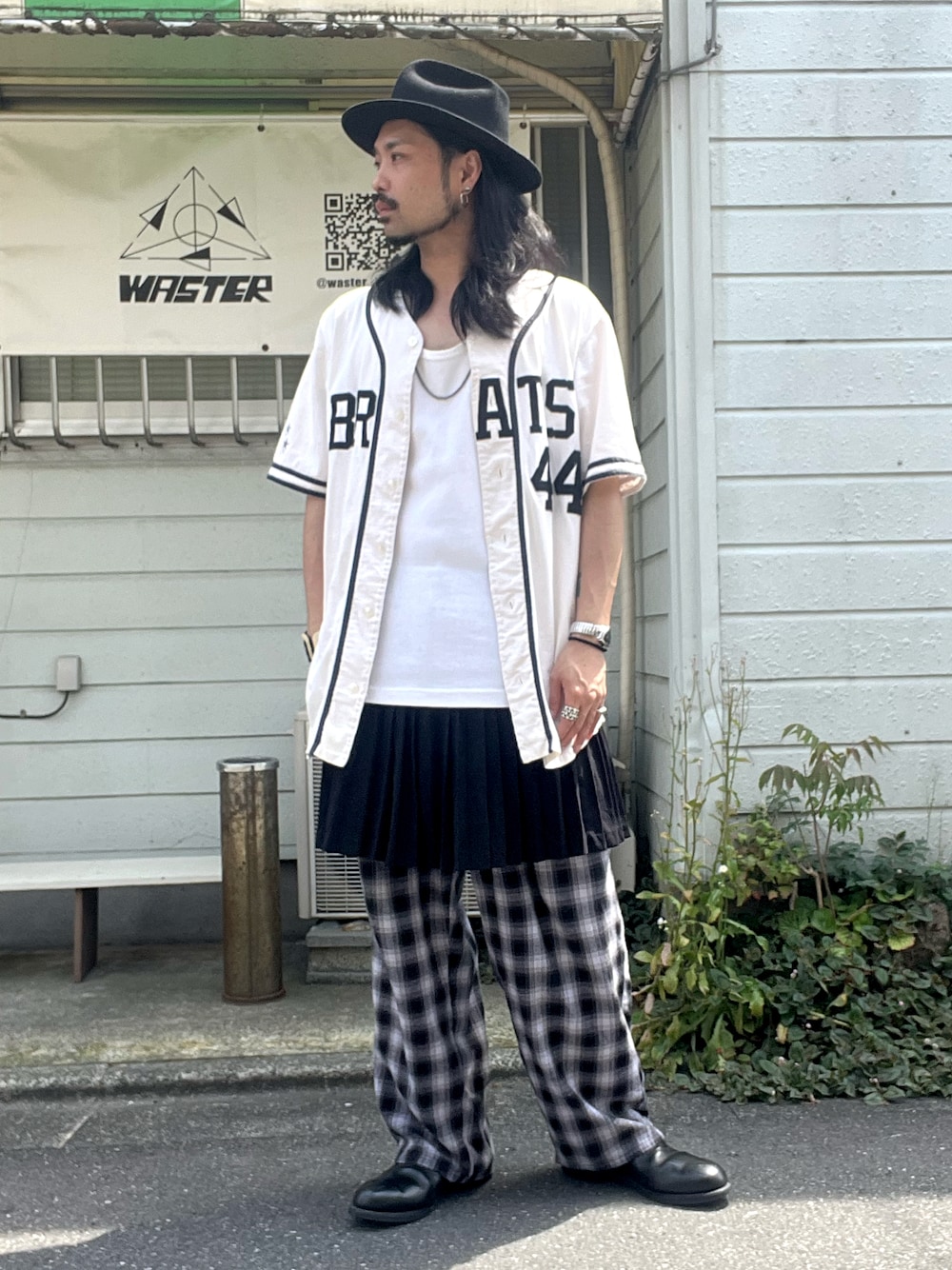 「vintage、ヴィンテージ、ハット、ネックレス、ベースボールシャツ、タンクトップ、スカート、チェックパンツ、サイドゴアブーツ、レイヤードスタイル」｜「U.S.NAVYのアイテム（ブーツ、ブラック系）」を使った、&GOMAさん（メンズ・171cm）の夏コーディネートの1枚目の写真