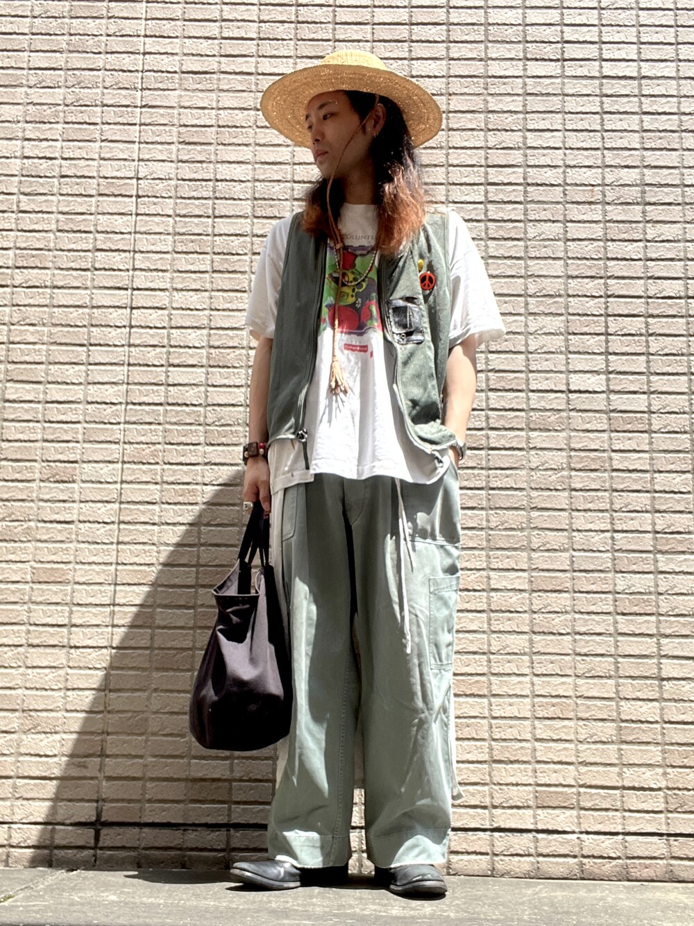 「vintage、ヴィンテージ、ハット、ストローハット、Tシャツ、ベスト、ミリタリーパンツ、ヘルメットバッグ、ブーツ、ミリタリー、レイヤードスタイル」｜「PREMIATAのアイテム（ブーツ、ブラック系）」を使った、&GOMAさん（メンズ・171cm）の夏コーディネートの1枚目の写真