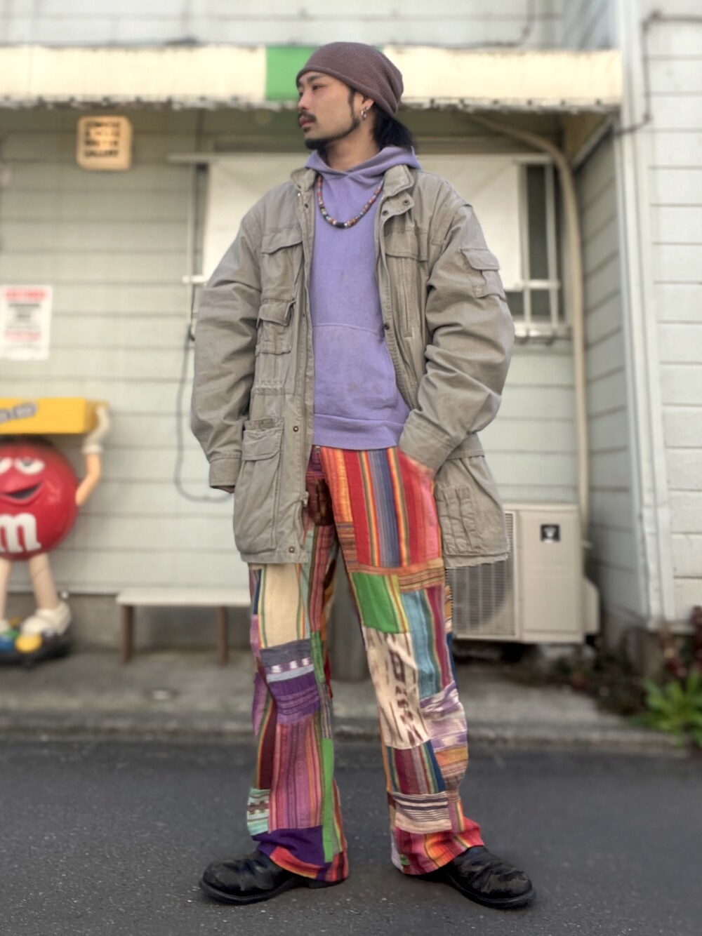 「vintage、ヴィンテージ、ニット帽、ネックレス、パーカー、ハンティングジャケット、イージーパンツ、エスニック、サイドゴアブーツ、レイヤードスタイル」｜「us navyのアイテム（ブーツ、ブラック系）」を使った、&GOMAさん（メンズ・171cm）の春コーディネートの1枚目の写真