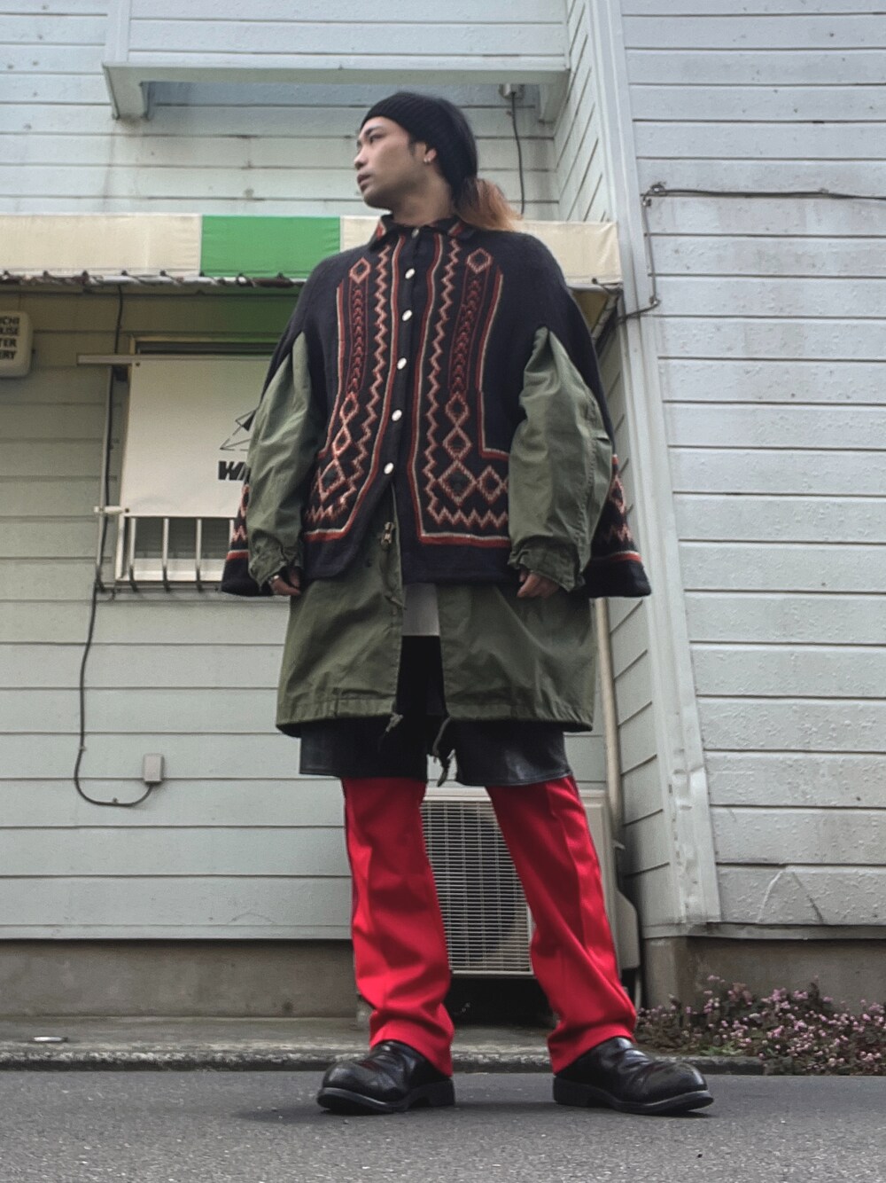 「vintage、ヴィンテージ、ヘアバンド、ポンチョ、M-65、レザーパンツ、トラックパンツ、サイドゴアブーツ、レイヤードスタイル」｜「us navyのアイテム（ブーツ、ブラック系）」を使った、&GOMAさん（メンズ・171cm）の冬コーディネートの1枚目の写真