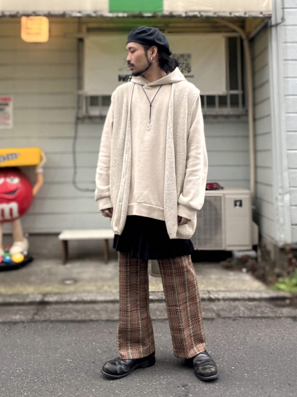 「vintage、ヴィンテージ、ベレー帽、パーカー、ラルフローレン、ニットベスト、プリーツスカート、スカート、ポリパン、サイドゴアブーツ、レイヤードスタイル」｜「us navyのアイテム（ブーツ、ブラック系）」を使った、&GOMAさん（メンズ・171cm）の冬コーディネートの1枚目の写真