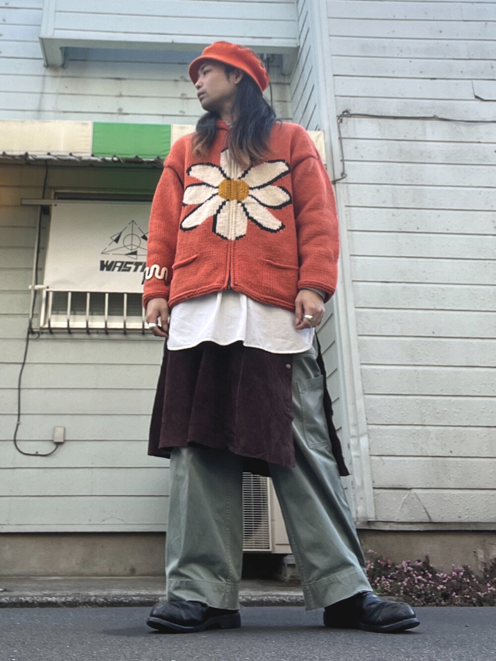 「vintage、ヴィンテージ、ハット、エクアドルニット、フラワー、グランパシャツ、スカート、ミリタリーパンツ、サイドゴアブーツ、レイヤードスタイル」｜「us navyのアイテム（ブーツ、ブラック系）」を使った、&GOMAさん（メンズ・171cm）の冬コーディネートの1枚目の写真