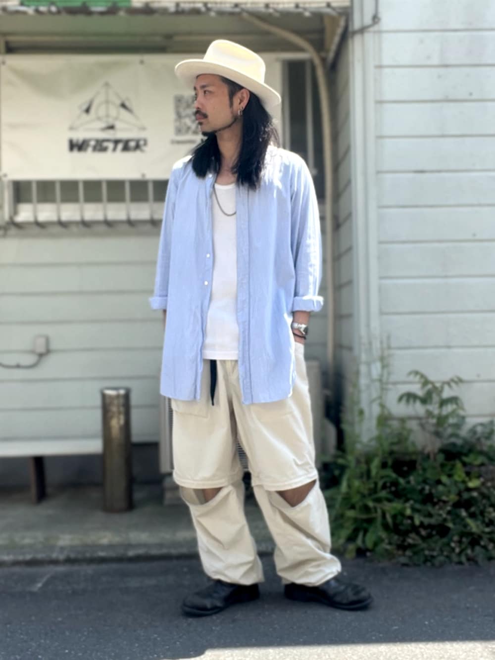 「vintage、ヴィンテージ、ハット、ネックレス、タンクトップ、グランパシャツ、デタッチャブル、カーゴパンツ、サイドゴアブーツ、レイヤードスタイル」｜「U.S.NAVYのアイテム（ブーツ、ブラック系）」を使った、&GOMAさん（メンズ・171cm）の春コーディネートの1枚目の写真