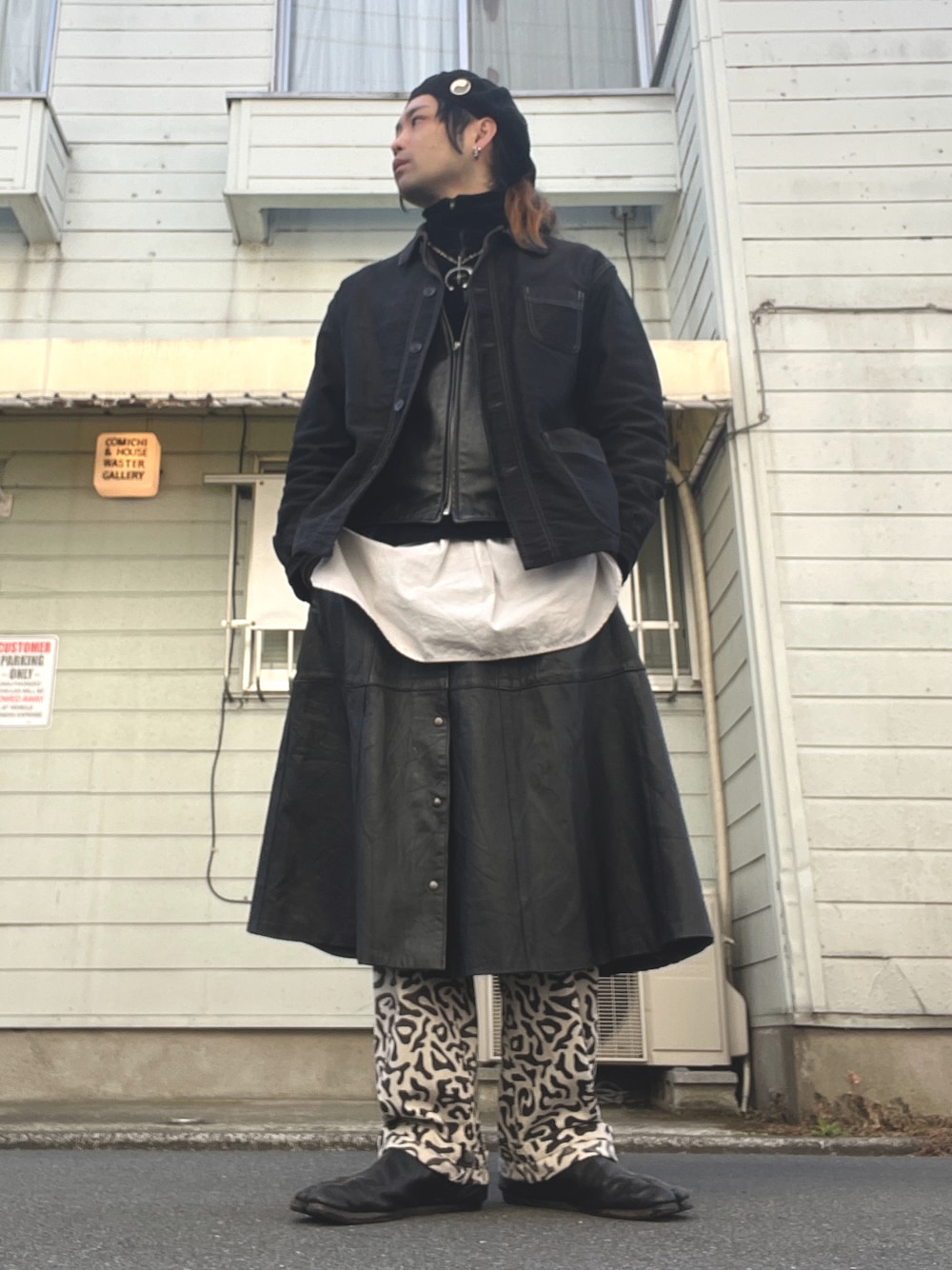 「vintage、ヴィンテージ、タム、モールスキン、ベロアトップス、レザーベスト、グランパシャツ、スカート、韓国軍、足袋ブーツ、レイヤードスタイル」｜「Maison MargielaのMaison Margiela - Tabi アンクルブーツ - men - レザー - 42（ブーツ、ブラック系）」を使った、&GOMAさん（メンズ・171cm）の冬コーディネートの1枚目の写真