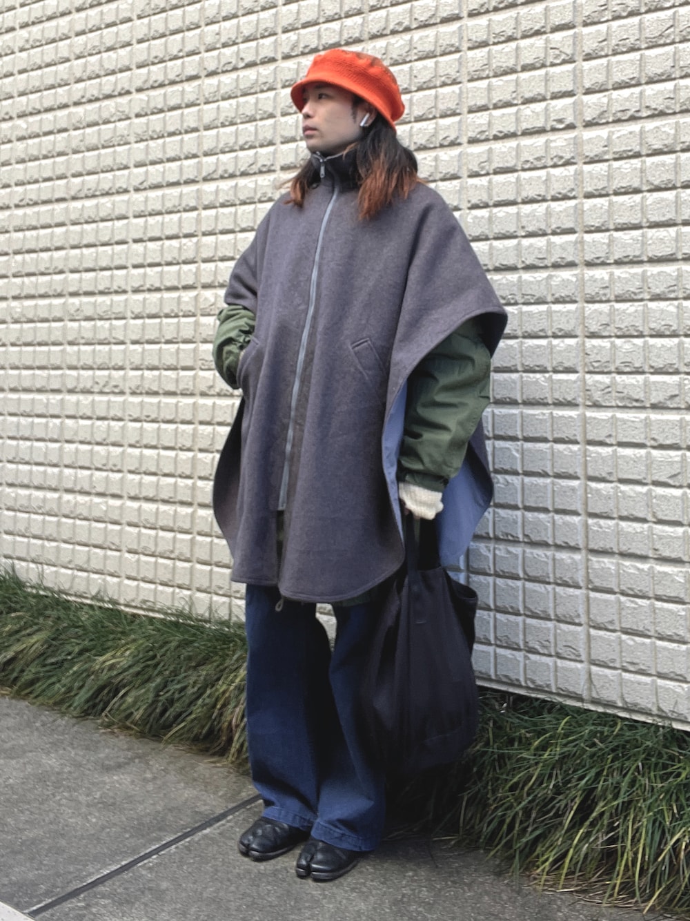 「vintage、ヴィンテージ、ハット、ポンチョ、ケープ、モッズコート、M65、デニムパンツ、セーラーパンツ、ヘルメットバッグ、足袋ブーツ、レイヤードスタイル」｜「Maison MargielaのMaison Margiela - Tabi アンクルブーツ - men - レザー - 42（ブーツ、ブラック系）」を使った、&GOMAさん（メンズ・171cm）の冬コーディネートの1枚目の写真