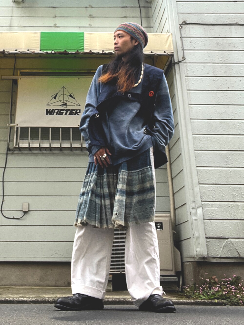 「vintage、ヴィンテージ、ニット帽、ベスト、スウェット、スカート、ワークパンツ、サイドゴアブーツ、レイヤードスタイル」｜「us navyのアイテム（ブーツ、ブラック系）」を使った、&GOMAさん（メンズ・171cm）の秋コーディネートの1枚目の写真
