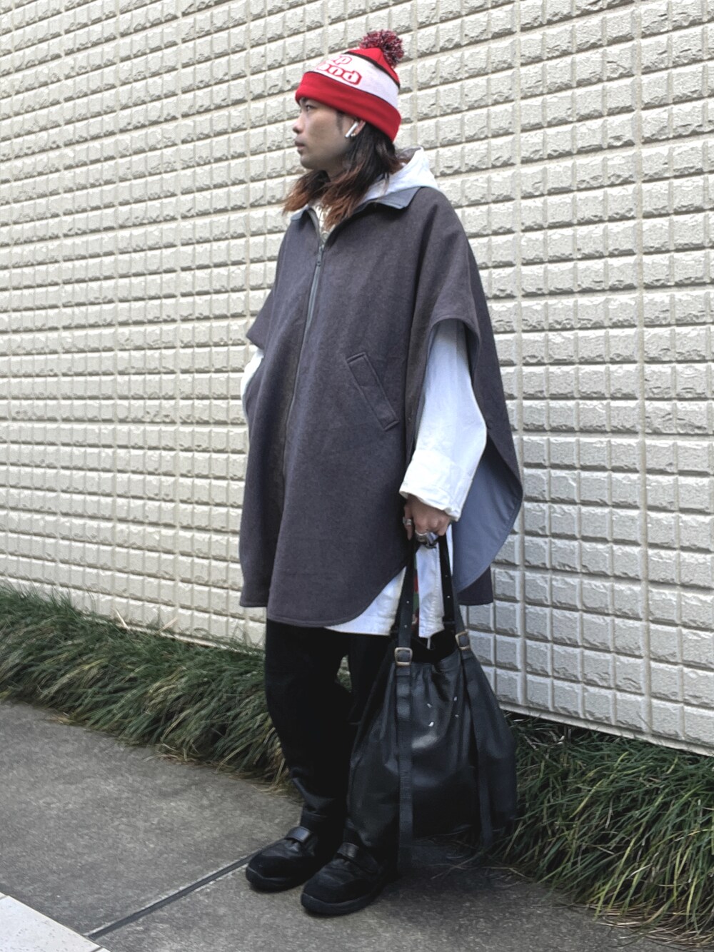 「vintage、ヴィンテージ、ポンチョ、ケープ、ニット帽、ボンボンニット帽、スノーパーカー、レザーパンツ、パイロットブーツ、トートバッグ、レイヤードスタイル」｜「german pilotのアイテム（スニーカー、ブラック系）」を使った、&GOMAさん（メンズ・171cm）の冬コーディネートの1枚目の写真