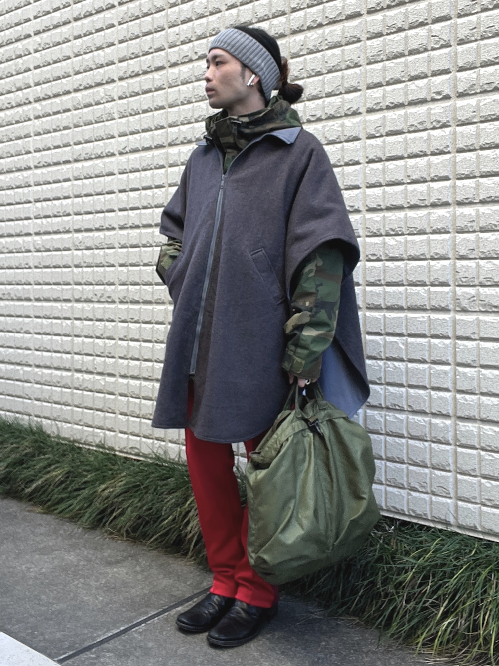 「vintage、ヴィンテージ、ヘアバンド、ECWCS、カモフラ、ケープ、ポンチョ、トラックパンツ、ブーツ、ヘルメットバッグ、レイヤードスタイル」｜「PREMIATAのアイテム（ブーツ、ブラック系）」を使った、&GOMAさん（メンズ・171cm）の冬コーディネートの1枚目の写真