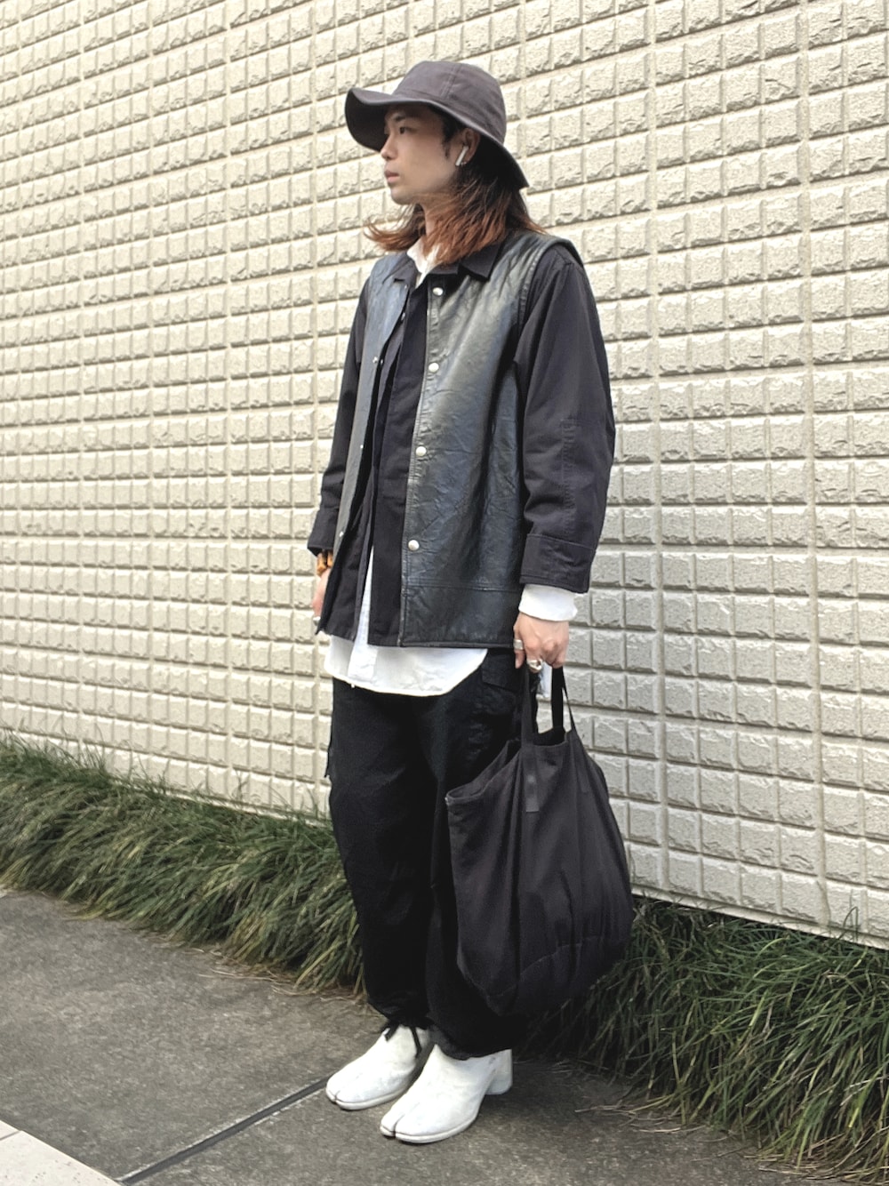 「vintage、ヴィンテージ、ハット、ベスト、ミリタリージャケット、ファティーグジャケット、カーゴパンツ、グランパシャツ、ヘルメットバッグ、足袋ブーツ、tabi」｜「Maison MargielaのMaison Margiela “TABI”タビアンクルシューズ（ブーツ、ホワイト系）」を使った、&GOMAさん（メンズ・171cm）の秋コーディネートの1枚目の写真