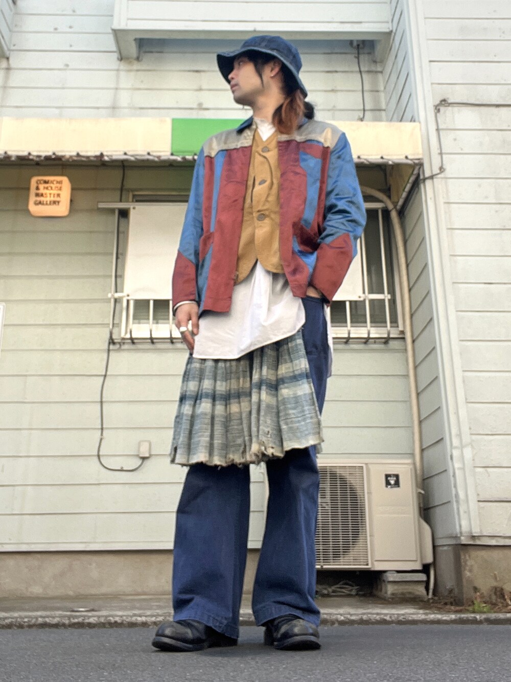 「vintage、ヴィンテージ、ハット、ベスト、グランパシャツ、スカート、モン族、デニムパンツ、セーラーパンツ、サイドゴアブーツ、レイヤードスタイル」｜「us navyのアイテム（ブーツ、ブラック系）」を使った、&GOMAさん（メンズ・171cm）の冬コーディネートの1枚目の写真