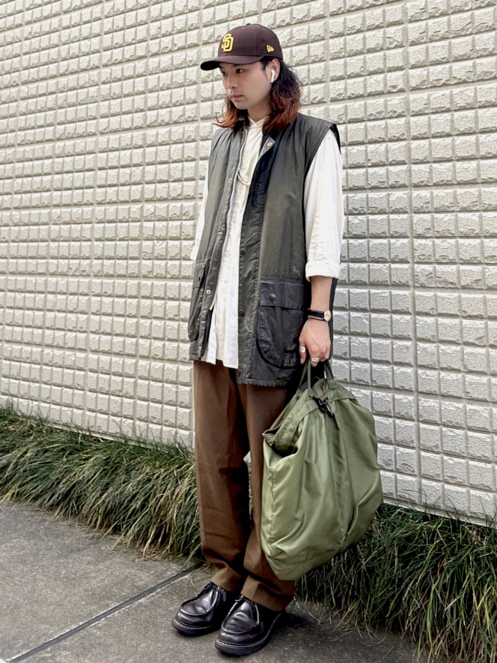「vintage、キャップ、スラックス、ヴィンテージ、ベスト、ニューエラ、ノーカラーシャツ、ヘルメットバッグ、ミカエル、オイルドジャケット」｜「Parabootの【Paraboot】MICHAEL / パラブーツ / ミカエル /チロリアンシューズ（ドレスシューズ、ブラック系）」を使った、&GOMAさん（メンズ・171cm）の秋コーディネートの1枚目の写真