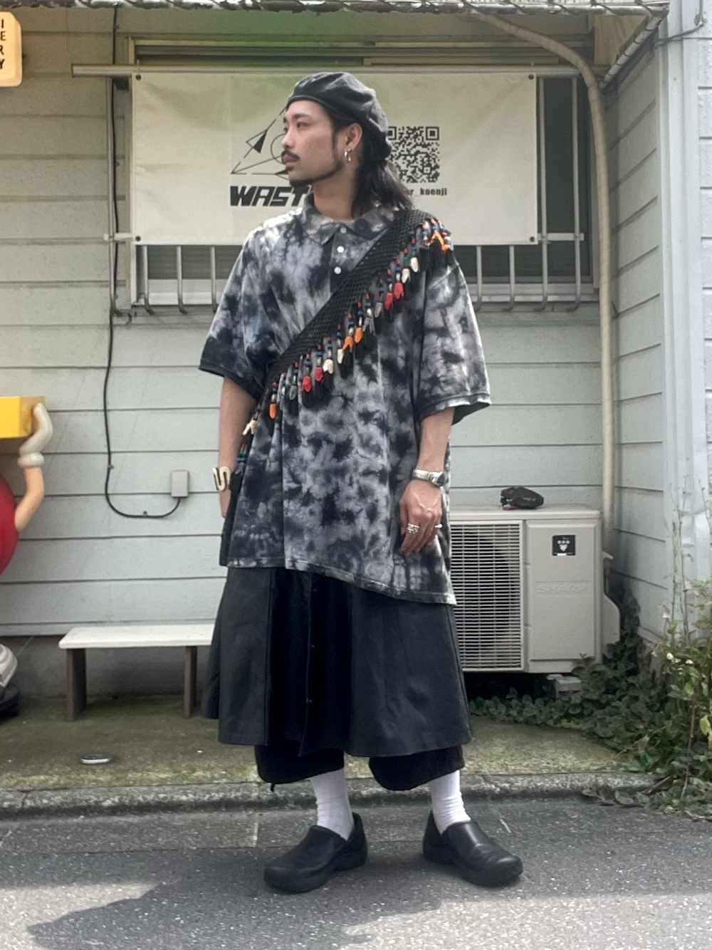 「ヴィンテージ、vintage、レイヤードスタイル、ベレー帽、ポロシャツ、スカート、クロップドパンツ、民族、レザーシューズ」｜「KEENのアイテム（ローファー、ブラック系）」を使った、&GOMAさん（メンズ・171cm）の夏コーディネートの1枚目の写真