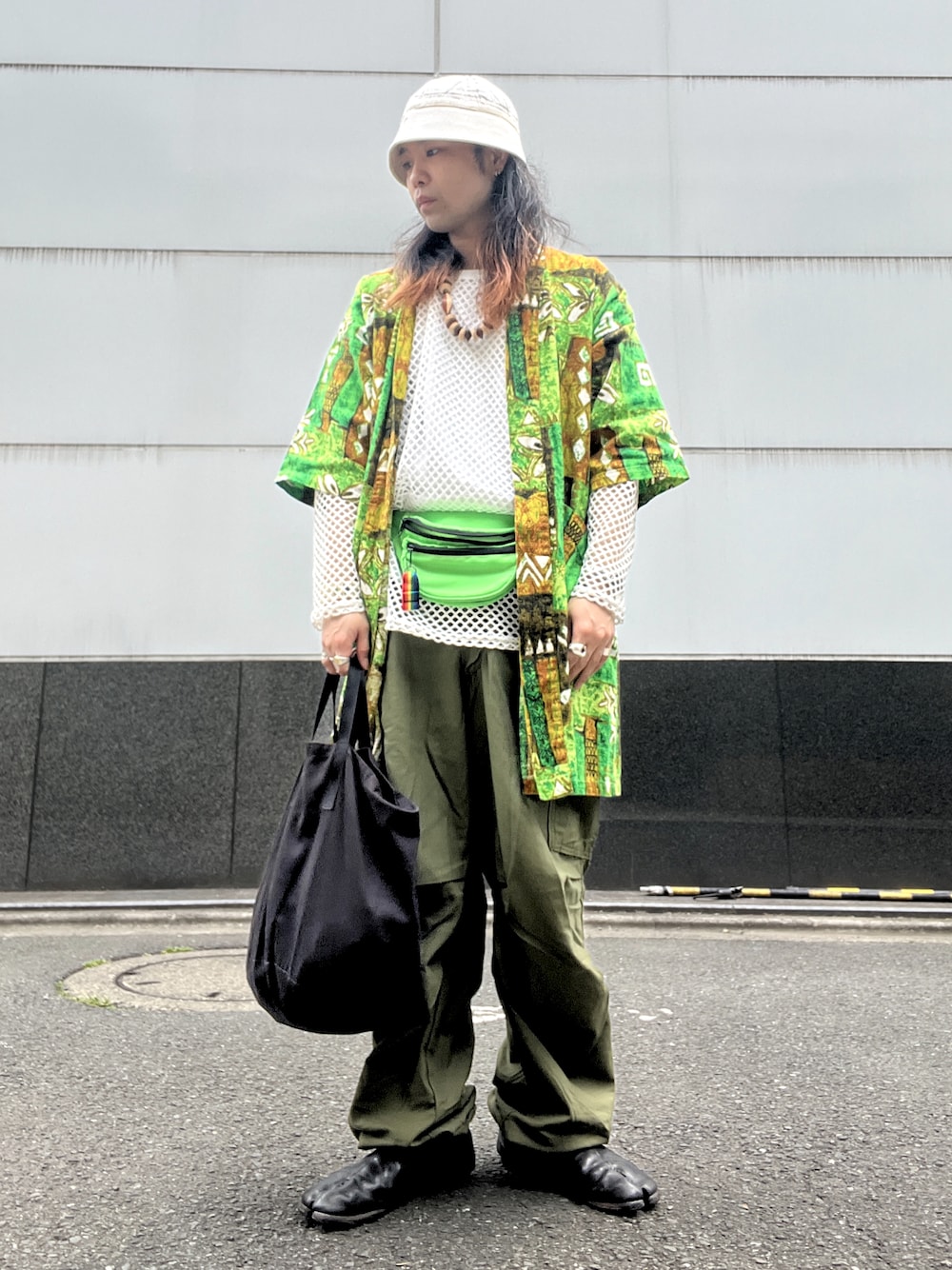 「vintage、ヴィンテージ、アロハシャツ、メッシュ、レイヤードスタイル、ビーズネックレス、カーゴパンツ、ヘルメットバッグ、ウエストポーチ、セーラーハット」｜「Maison MargielaのMaison Margiela - Tabi アンクルブーツ - men - レザー - 42（ブーツ、ブラック系）」を使った、&GOMAさん（メンズ・171cm）の春コーディネートの1枚目の写真