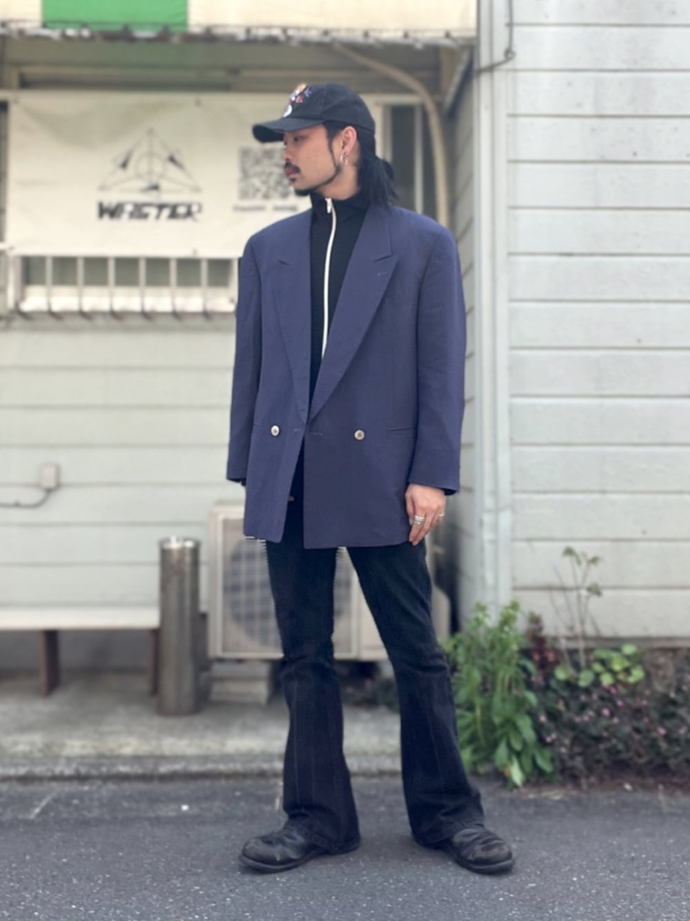 「vintage、ヴィンテージ、キャップ、トラックジャケット、テーラードジャケット、ランバン、デニムパンツ、フレアパンツ、サイドコアブーツ、レイヤードスタイル」｜「us navyのアイテム（ブーツ、ブラック系）」を使った、&GOMAさん（メンズ・171cm）の春コーディネートの1枚目の写真