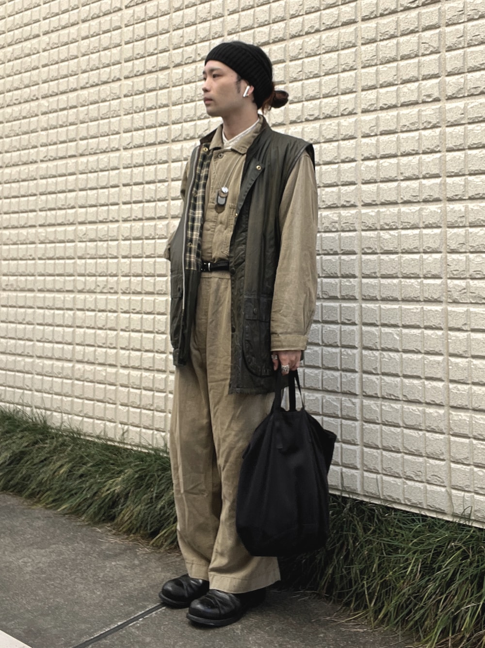 「vintage、ヴィンテージ、ヘアバンド、つなぎ、ベスト、ウエストマーク、ブーツ、サイドゴアブーツ、ヘルメットバッグ、ワーク」｜「us navyのアイテム（ブーツ、ブラック系）」を使った、&GOMAさん（メンズ・171cm）の秋コーディネートの1枚目の写真
