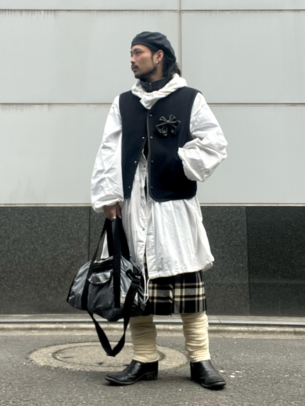 「vintage、ヴィンテージ、ベレー帽、レザージャケット、ベスト、スノーパーカー、スカート、ルーズソックス、ショルダーバッグ、レイヤードスタイル」｜「PREMIATAのアイテム（ブーツ、ブラック系）」を使った、&GOMAさん（メンズ・171cm）の春コーディネートの1枚目の写真