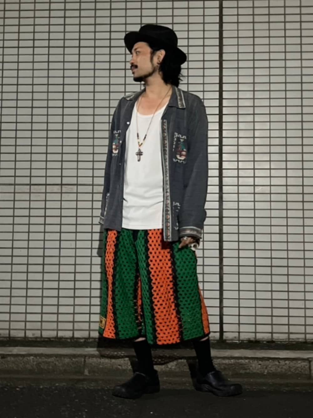「vintage、ヴィンテージ、ハット、タンクトップ、シャツスタイル、メッシュ、ショートパンツ、ロングソックス、スリッポン、レザーシューズ、レイヤードスタイル」｜「KEENのアイテム（スリッポン、ブラック系）」を使った、&GOMAさん（メンズ・171cm）の秋コーディネートの1枚目の写真