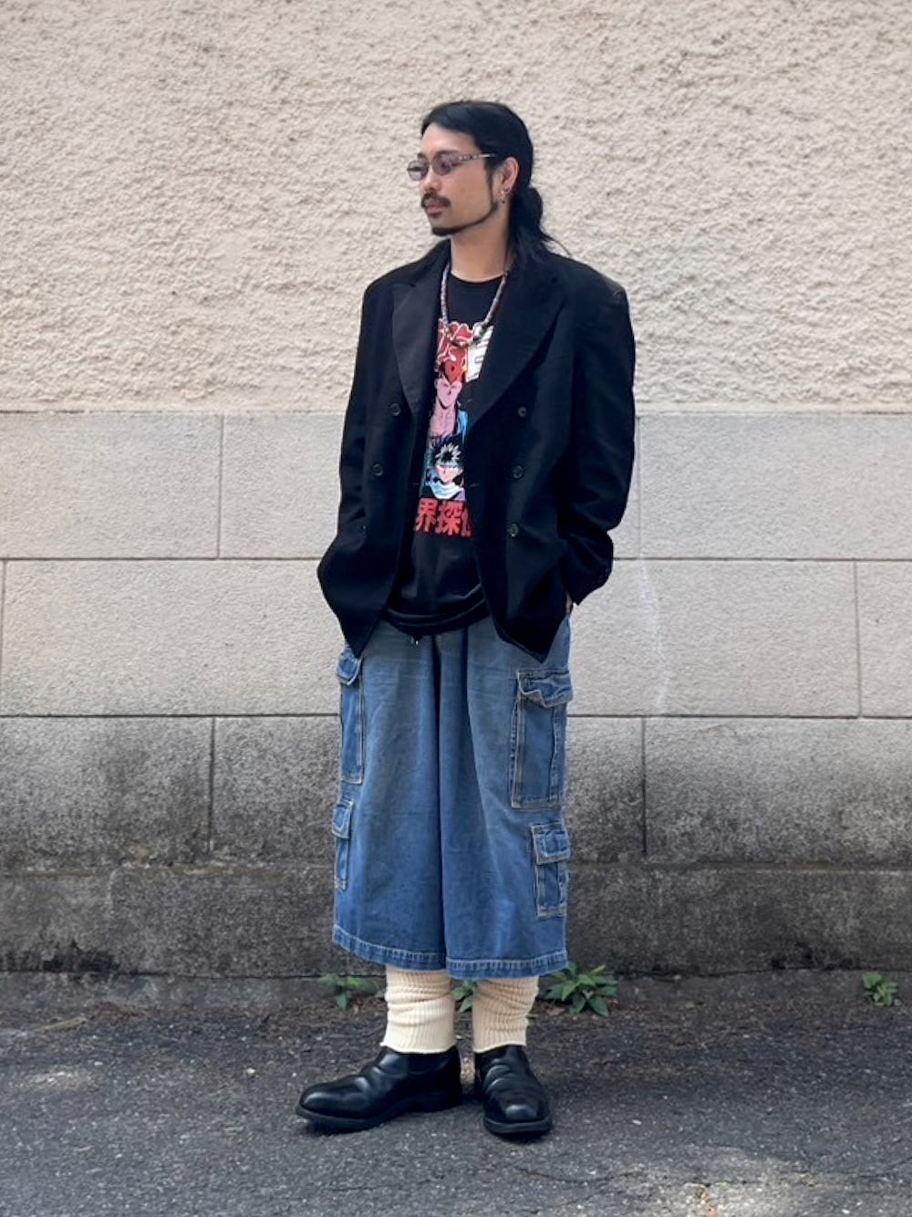 「vintage、ヴィンテージ、テーラードジャケット、Tシャツ、カーゴパンツ、デニム、クロップドパンツ、ルーズソックス、サイドゴアブーツ、レイヤードスタイル」｜「U.S.NAVYのアイテム（ブーツ、ブラック系）」を使った、&GOMAさん（メンズ・171cm）の春コーディネートの1枚目の写真