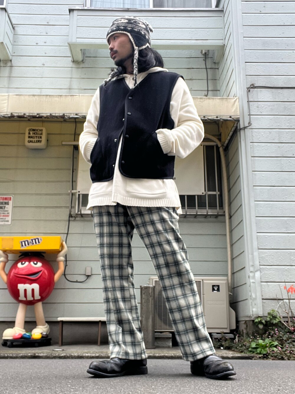 「vintage、ヴィンテージ、ニット帽、パーカー、ベスト、スラックス、チェックパンツ、サイドゴアブーツ、レイヤードスタイル」｜「us navyのアイテム（ブーツ、ブラック系）」を使った、&GOMAさん（メンズ・171cm）の冬コーディネートの1枚目の写真