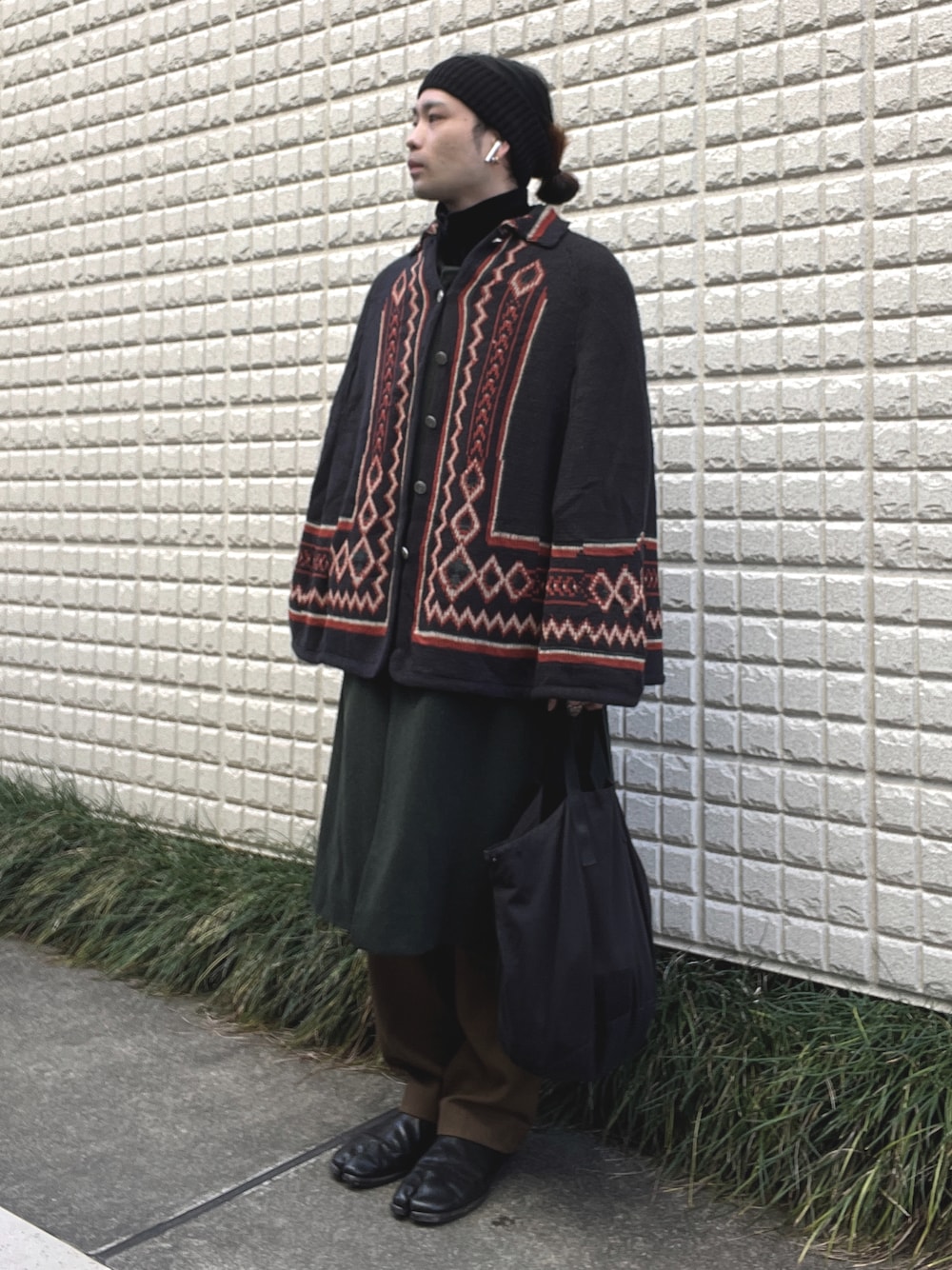 「vintage、ヴィンテージ、ヘアバンド、ポンチョ、ステンカラーコート、ウールコート、ミリタリーパンツ、スラックス、ヘルメットバッグ、足袋ブーツ、レイヤードスタイル」｜「Maison MargielaのMaison Margiela - Tabi アンクルブーツ - men - レザー - 42（ブーツ、ブラック系）」を使った、&GOMAさん（メンズ・171cm）の冬コーディネートの1枚目の写真