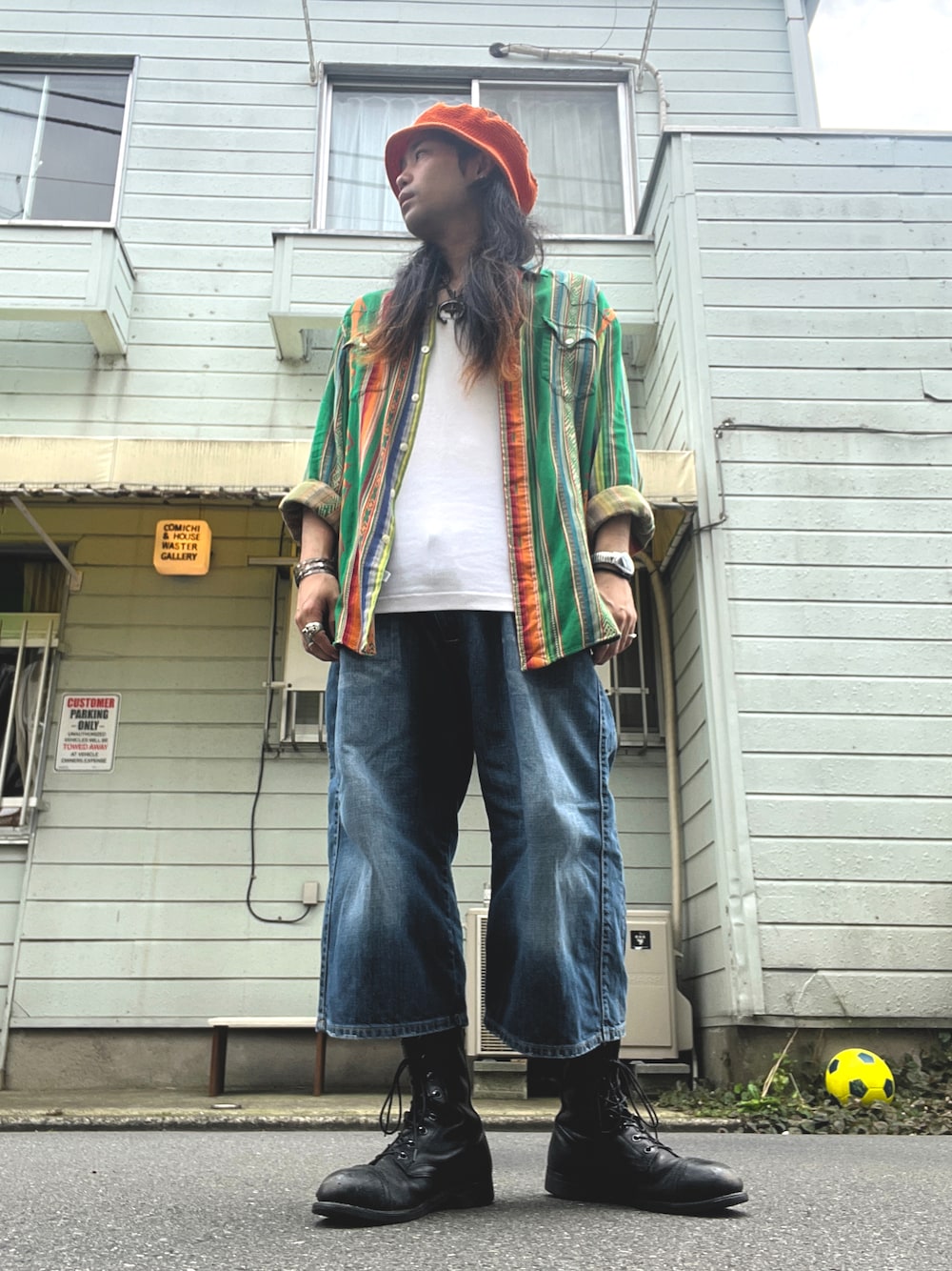「vintage、ヴィンテージ、ハット、タンクトップ、柄シャツ、ラルフローレン、デニムパンツ、リーバイス、ミリタリーブーツ、レイヤードスタイル」｜「us armyのアイテム（ブーツ、ブラック系）」を使った、&GOMAさん（メンズ・171cm）の夏コーディネートの1枚目の写真