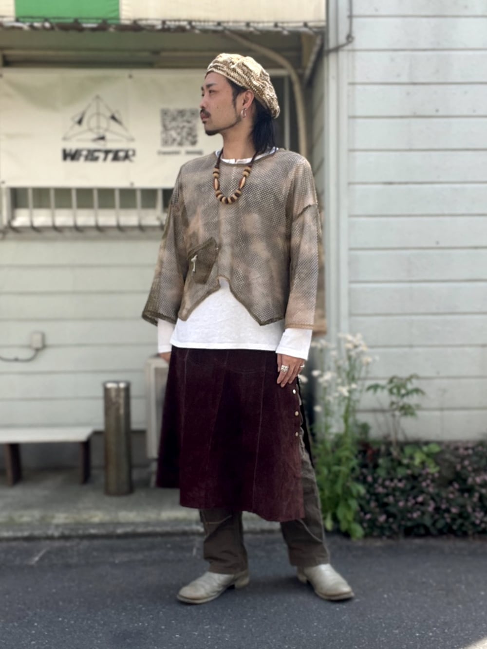 「vintage、ヴィンテージ、タム、ネックレス、メッシュトップス、ヘンリーネックＴシャツ、スカート、カーゴパンツ、ブーツ、レイヤードスタイル」｜「GUIDIのアイテム（ブーツ、グレー系）」を使った、&GOMAさん（メンズ・171cm）の春コーディネートの1枚目の写真