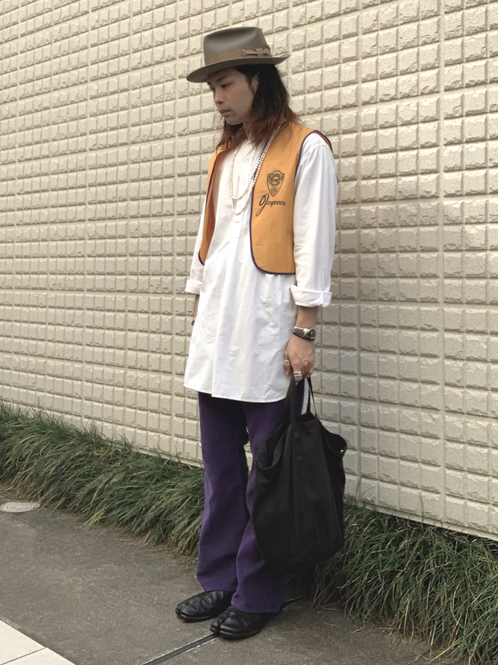「vintage、ヴィンテージ、ハット、ベスト、グランパシャツ、コーデュロイパンツ、646、フレアパンツ、足袋、ヘルメットバッグ」｜「Maison MargielaのMaison Margiela - Tabi アンクルブーツ - men - レザー - 42（ブーツ、ブラック系）」を使った、&GOMAさん（メンズ・171cm）の秋コーディネートの1枚目の写真