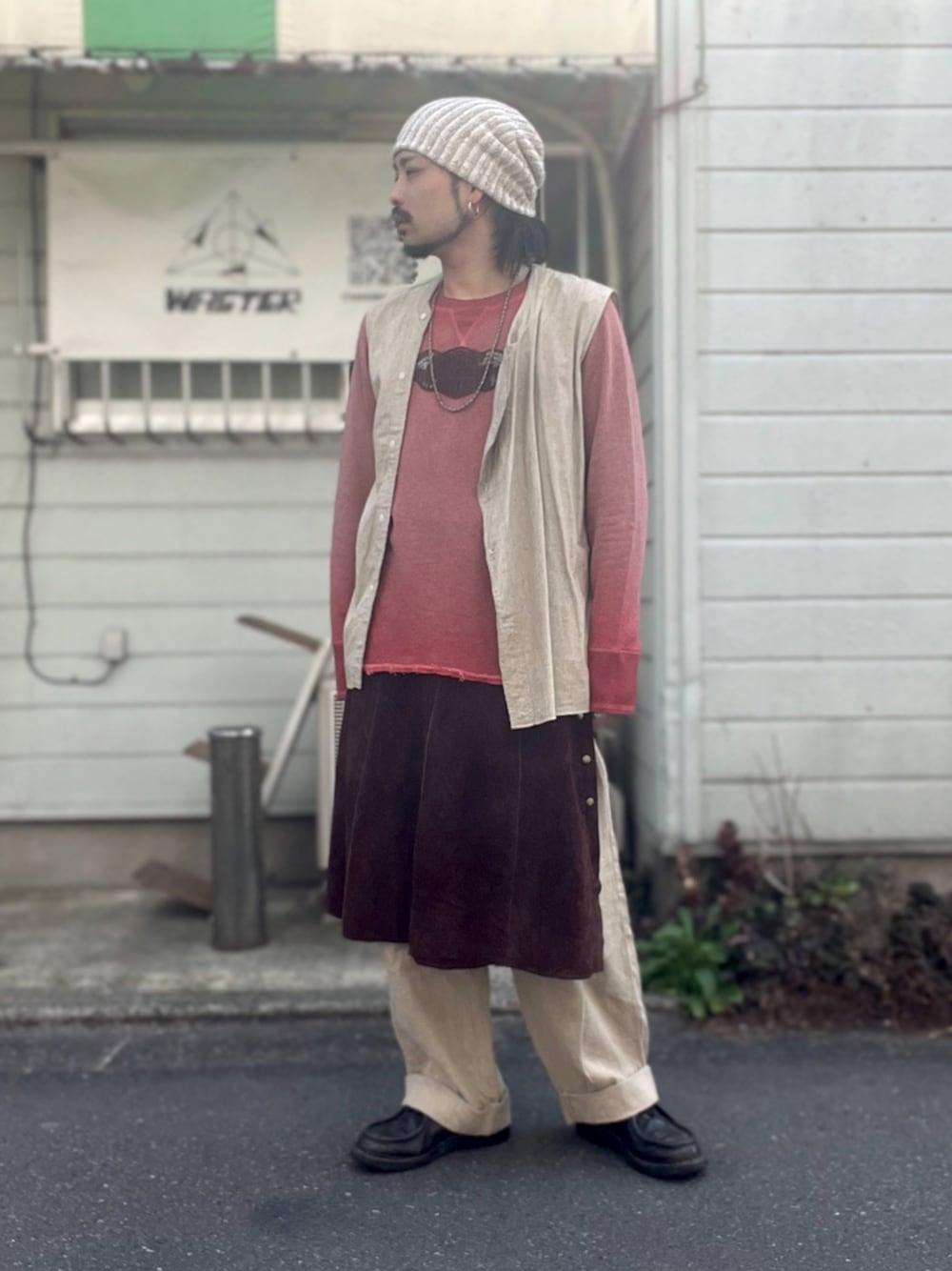 「vintage、ヴィンテージ、ニット帽、ベスト、スウェット、ハーレーダビッドソン、スカート、リネンパンツ、ミカエル、レイヤードスタイル」｜「Parabootのアイテム（ドレスシューズ、ブラック系）」を使った、&GOMAさん（メンズ・171cm）の春コーディネートの1枚目の写真