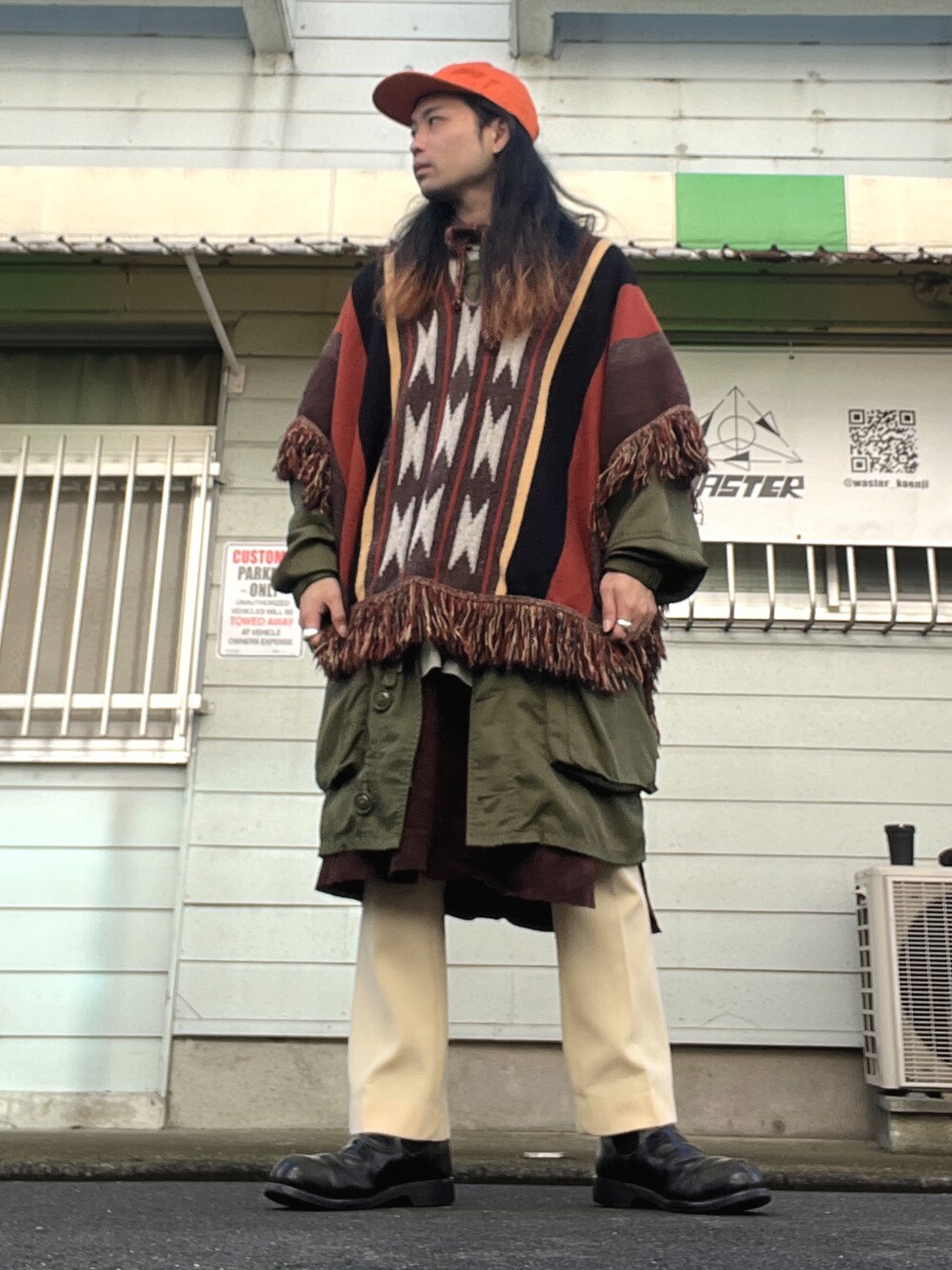 「vintage、ヴィンテージ、ポンチョ、キャップ、ミリタリー、スカート、ポリパン、スラックス、ブーツ、レイヤードスタイル」｜「us navyのアイテム（ブーツ、ブラック系）」を使った、&GOMAさん（メンズ・171cm）の秋コーディネートの1枚目の写真