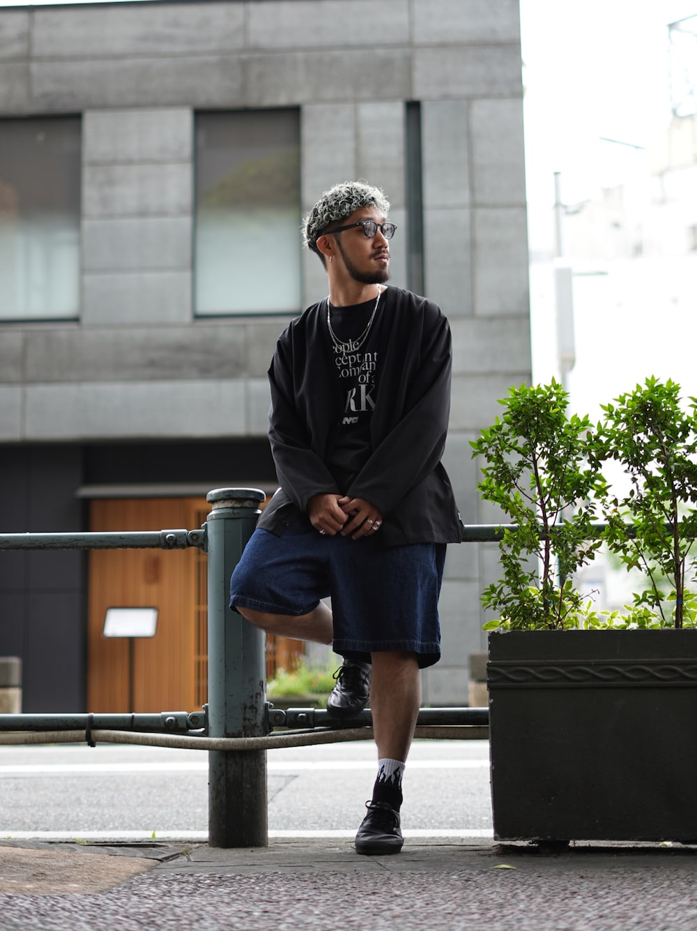 ブルー系のデニムパンツ、ブラック系のカーディガン/ボレロ、ブラック系のソックス/靴下を着用したメンズの夏コーディネートの1枚目の写真