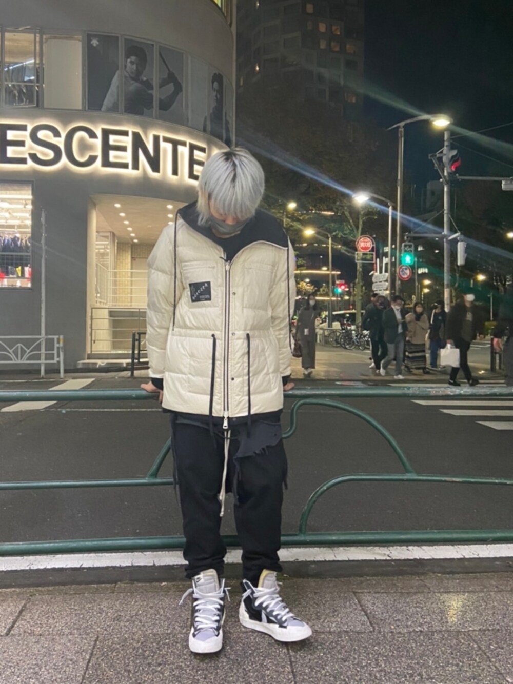 「いいね、save、フォローお願いします🤑、おしゃれさんと繋がりたい、ダウンジャケット、ootd、ゆるコーデ」｜「MONCLERのアイテム（ジャケット/アウター、ホワイト系）」を使った、Ko-taro-さん（メンズ・170cm）の秋コーディネートの1枚目の写真