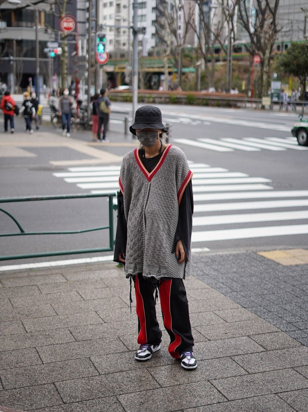 「bodysong.のアイテム（トップス、グレー系）」を使った、Ko-taro-さん（メンズ・170cm）の春コーディネートの1枚目の写真