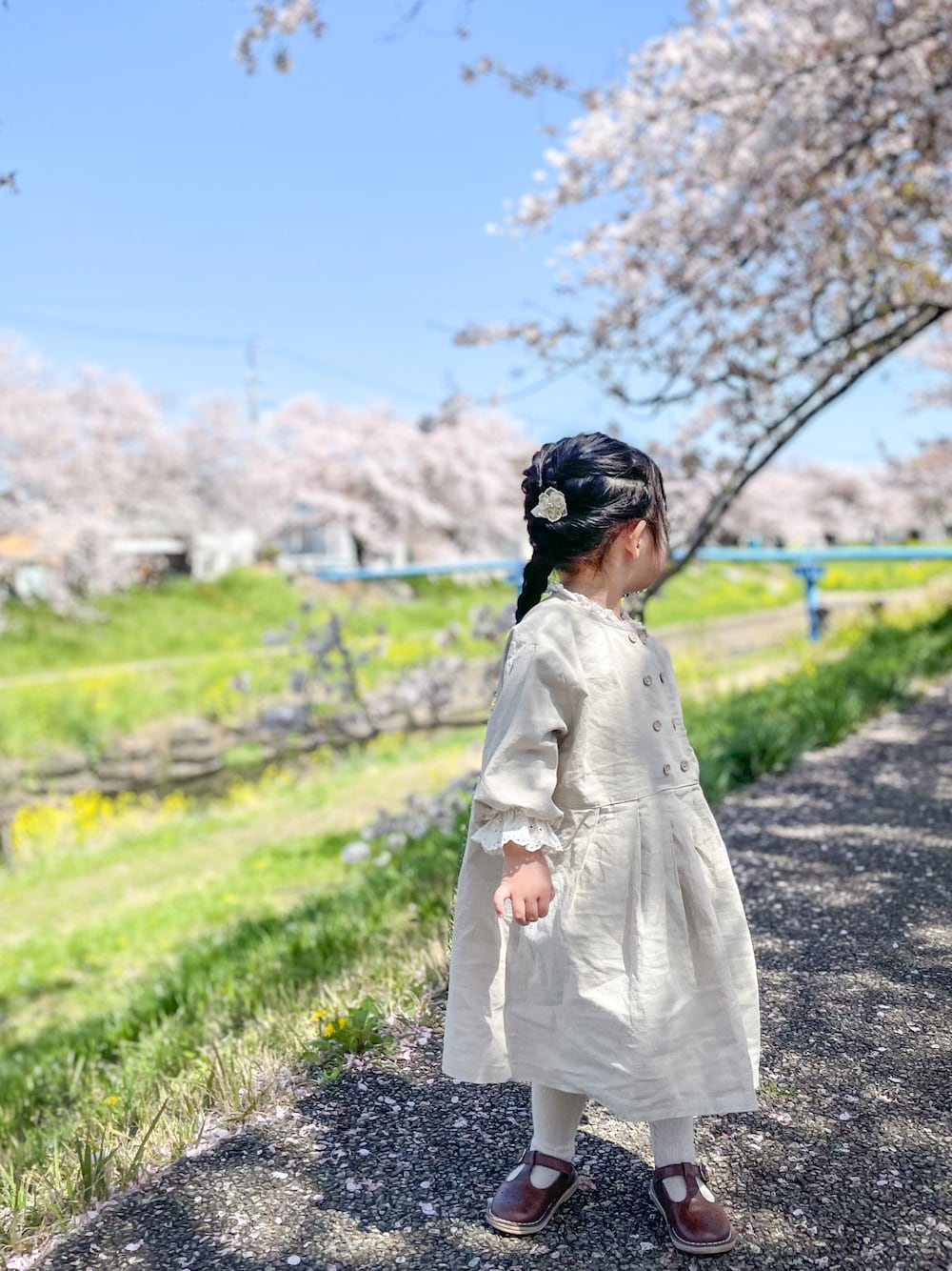 「春夏コーデ、入園式、kids、2歳、韓国子供服、anggo」｜「anggoのアイテム（ワンピース/ドレス、ベージュ系）」を使った、naa_booさん（キッズ・110cm）の春コーディネートの1枚目の写真