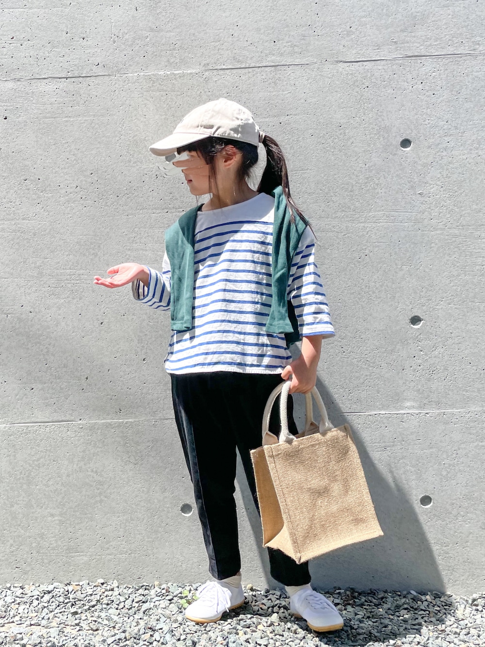 「キッズコーデ、休日スタイル、カジュアル、kids、女の子、6歳」｜「GLOBAL WORKの【キッズ】センタープレスクロップド/891086（その他パンツ、ブラック系）」を使った、naa_booさん（キッズ・120cm）の夏コーディネートの1枚目の写真