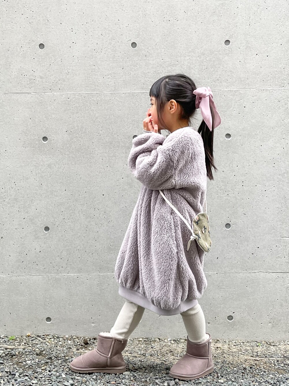 「女の子コーデ、もこもこ、Branshes、リボン、ムートンブーツ、kidsfashion、5歳」｜「BRANSHESのボアワンピース（ワンピース、グレー系）」を使った、naa_booさん（キッズ・110cm）の冬コーディネートの1枚目の写真