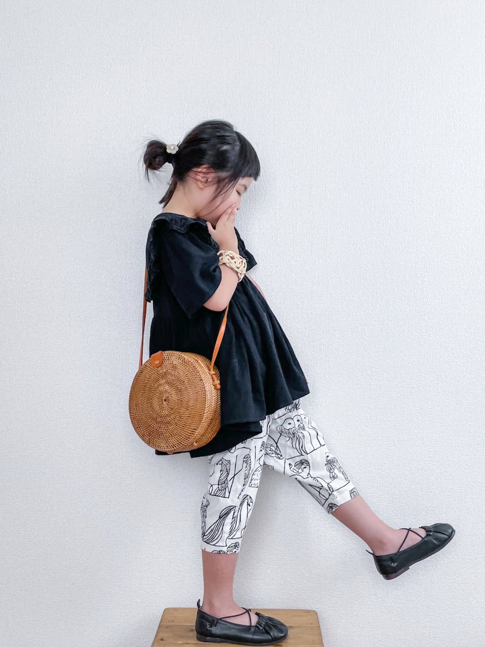 「アタバッグ、おしゃれさんと繋がりたい、キッズコーデ、LOWRYS FARM、5歳、女の子」｜「LOWRYS FARMのコットンレースカラーブラウス　942851（シャツ/ブラウス、ブラック系）」を使った、naa_booさん（キッズ・110cm）の秋コーディネートの1枚目の写真