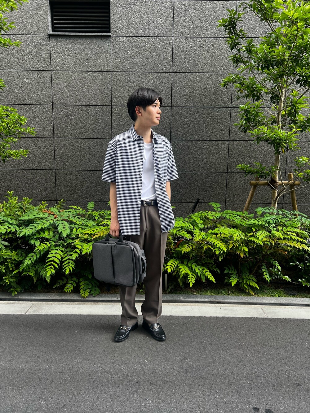 ホワイト系のTシャツ/カットソー、ブルー系のシャツ/ブラウス、ブラウン系のパンツを着用したメンズの夏コーディネートの1枚目の写真