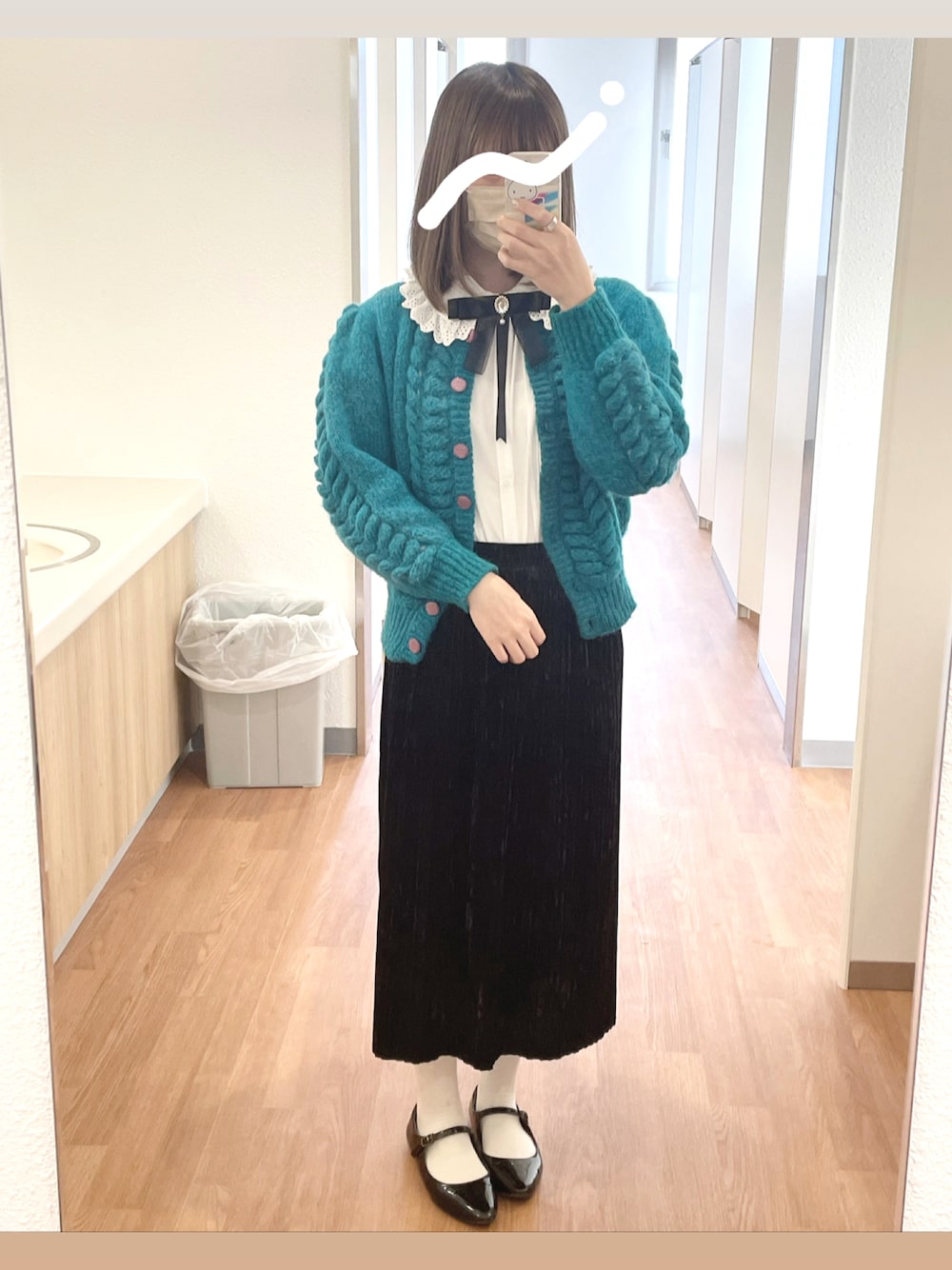 「着回しコーデ、大人ガーリー、今日のコーデ、カーディガン、低身長、古着、古着MIX、古着好きな人と繋がりたい、ootd、お洒落さんとつながりたい、おばあちゃんのおさがり」｜「ootdのアイテム（シャツ/ブラウス、ホワイト系）」を使った、 ぬ  んさん（レディース・155cm）の冬コーディネートの1枚目の写真