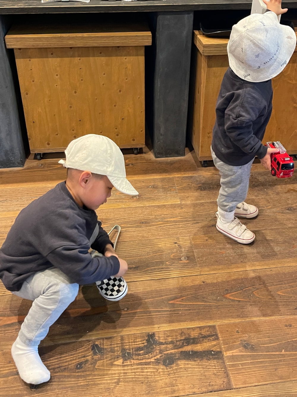 「秋コーデ、キッズファッション、シンプルコーデ、休日スタイル、スウェット、男の子コーデ、男の子、ニット帽、キャップ、おんなのこ、おとこのこ、カジュアルコーデ、ZARAコーデ、むすこーで、公園コーデ」｜「Birthdayのアイテム（スウェット、グレー系）」を使った、emuさん（キッズ・80cm）の秋コーディネートの1枚目の写真