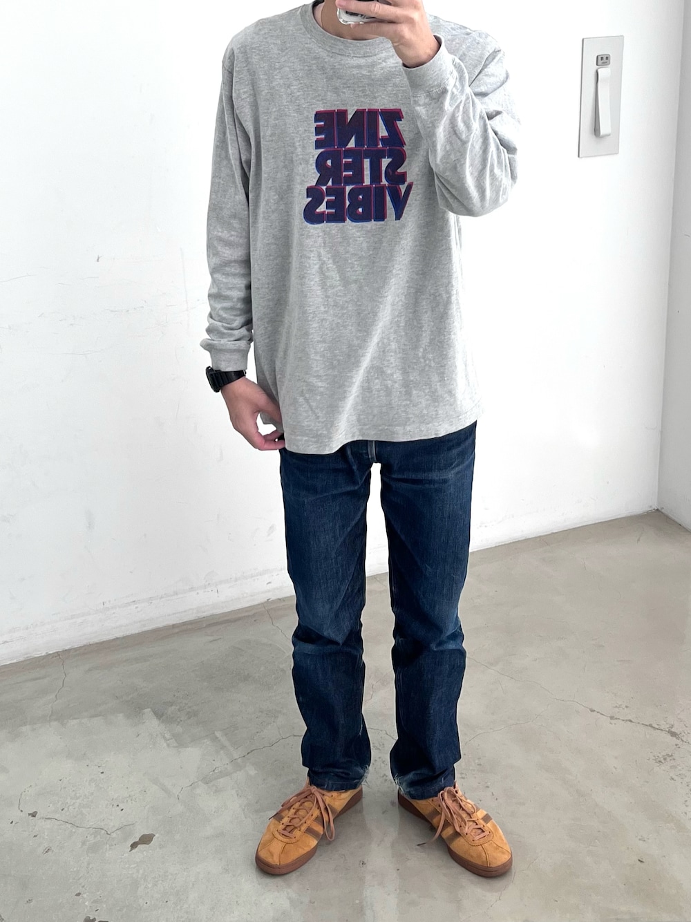 「重ね着ベストシーズン、秋冬コーデ、メンズファッション、お洒落さんとつながりたい、スニーカー、着回しコーデ、ootd、今日のコーデ、アディダス、A.P.C.、デニムパンツ、ロンT、シンプル、シンプルコーデ、ブルー」｜「A.P.C.のNEW STANDARD / ニュースタンダード（デニムパンツ、ブルー系）」を使った、charch0906さん（メンズ・172cm）の秋コーディネートの1枚目の写真