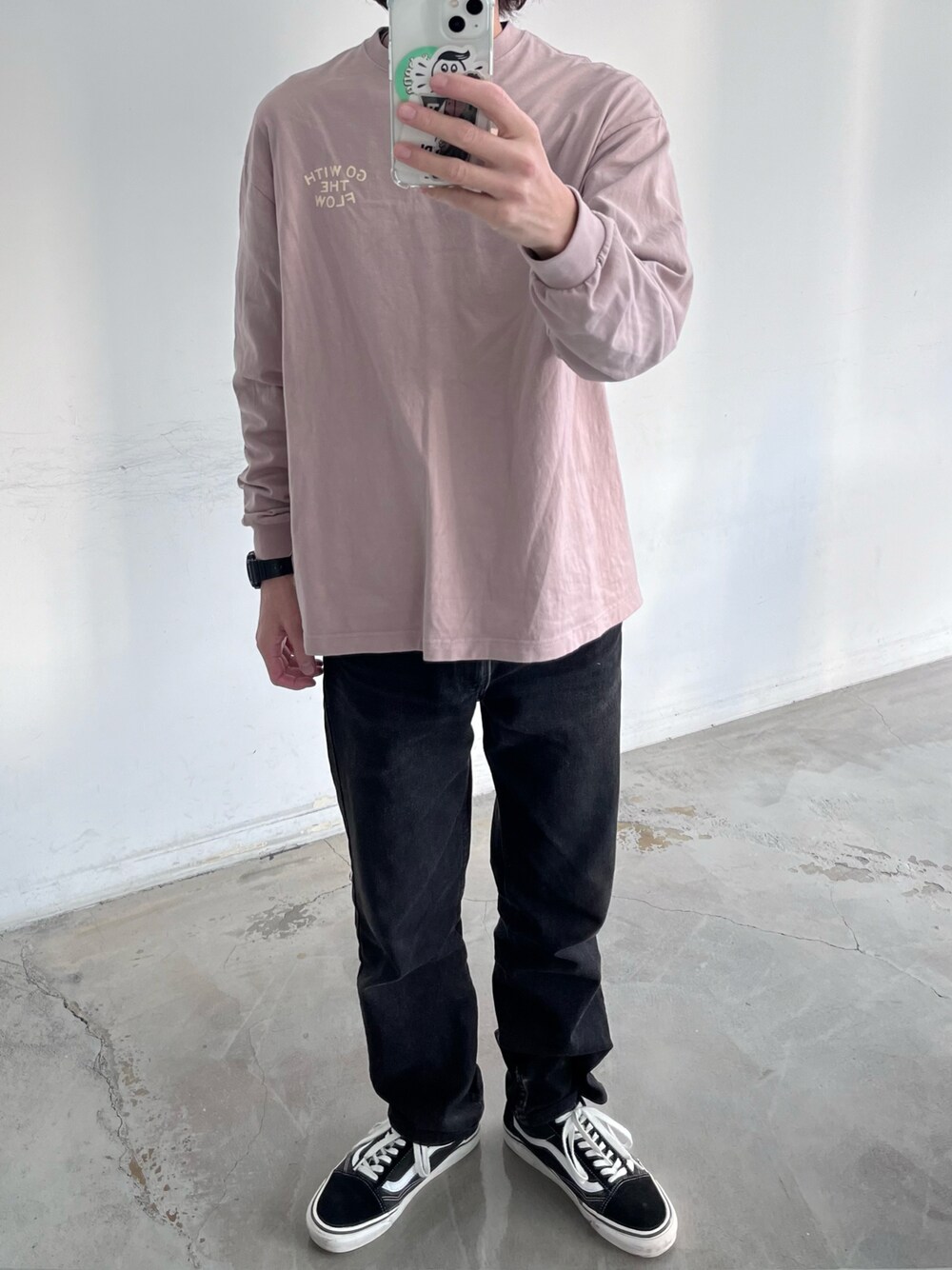 「ファッションを楽しもう、シンプルコーデ、今日のコーデ、休日スタイル、秋コーデ、秋服、ストリートコーデ、ブラックデニム、スニーカー、VANS、ootd、ロンT、メンズファッション、着回しコーデ、Levi's」｜「paddlers coffeeのアイテム（Tシャツ/カットソー、ピンク系）」を使った、charch0906さん（メンズ・172cm）の秋コーディネートの1枚目の写真