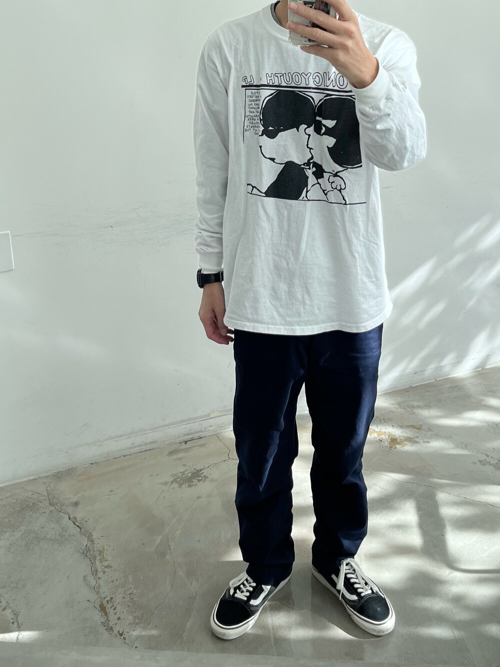 ブルー系のチノパンツ、ブラック系のスニーカー、ホワイト系のTシャツ/カットソーを着用したメンズの秋コーディネートの1枚目の写真