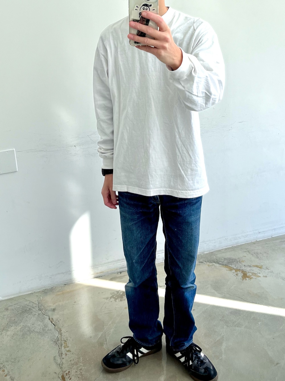 「春のおしゃ見えテクニック、シンプルコーデ、春コーデ、お洒落さんとつながりたい、メンズコーデ、デートコーデ、今日のコーデ、大人カジュアル、韓国ファッション、ootd、ゆるコーデ、ロンT、スニーカー、デニム、adidas」｜「orSlowのORSLOW/オアスロー STANDARD DENIM 105 2 YEAR WASH/スタンダード デニム（デニムパンツ、ブルー系）」を使った、charch0906さん（メンズ・172cm）の春コーディネートの1枚目の写真