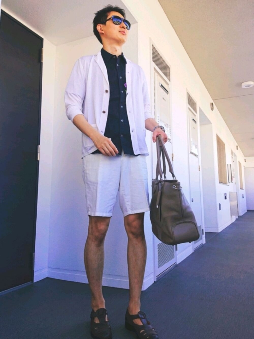 「ホワイト、ホワイトコーデ、シンプルコーデ、grenson、ペレモルビダ、エンブロイダリー、フラワー、おしゃれさんと繋がりたい、ﾍﾟﾙｿｰﾙ、persol、Paul Smith、サンダル、サングラス、ショートパンツ、残暑」｜「PELLE MORBIDAのMAIDEN VOYAGE（メイデンボヤージュ）３WAYブリーフケース（ショルダーバッグ、ベージュ系）」を使った、kengoal@相互さん（メンズ・180cm）の秋コーディネートの1枚目の写真