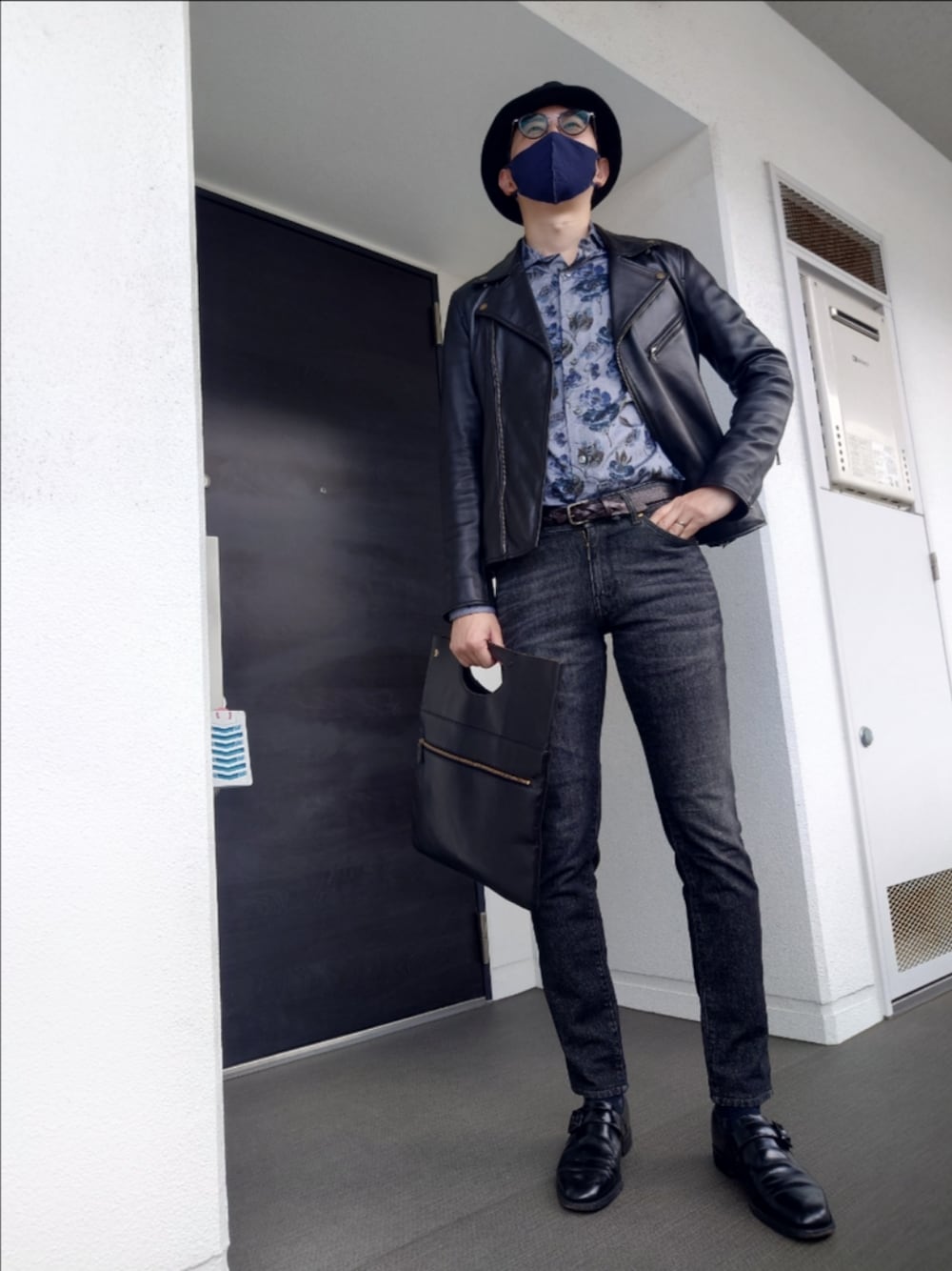 「秋コーデ、革ジャン、レザージャケット、デニム、デニムパンツ、ジーパン、ジーンズ、レザー、モード、ハット、きれいめカジュアル、ブラック、UNITED TOKYO、PT Torino、church's」｜「EDIFICEの◇CLEDRAN/クレドラン別注レザー2WAYクラッチバック（クラッチバッグ、ブラック系）」を使った、kengoal@相互さん（メンズ・180cm）の秋コーディネートの1枚目の写真