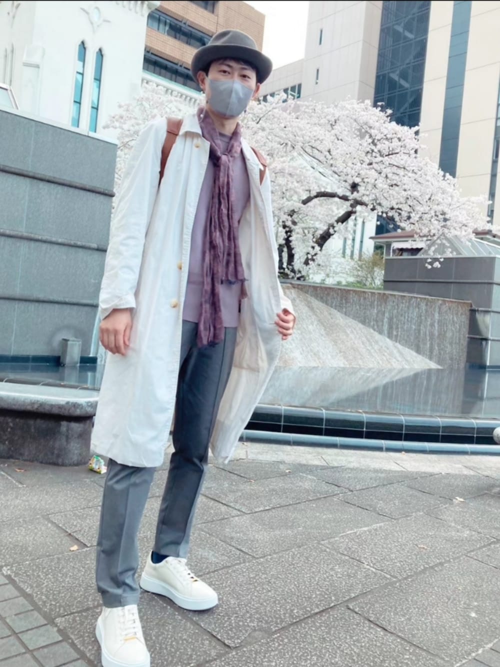 「カジュアルコーデ、お洒落さんとつながりたい、休日コーデ、シンプルスタイル、大人コーデ、大人カジュアル、花見、burberry、ホワイトコート、桜、古着、ヴィンテージ、古着MIX、帽子、ハット」｜「AOUREのMALPENSA PANTS JERSEY（スラックス、グレー系）」を使った、kengoal@相互さん（メンズ・180cm）の春コーディネートの1枚目の写真