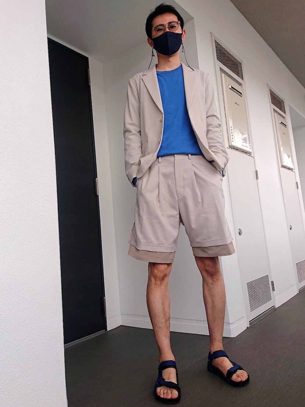 「セットアップ、セットアップスタイル、アイボリー、ターコイズブルー、ターコイズ、ハーフパンツ、ショートパンツ、ショーツ、春夏コーデ、爽やかコーデ、ホワイト、クール、大人カジュアル、UNITED TOKYO、サンダル」｜「UNITED TOKYOのレイヤードショートパンツ（その他パンツ、グレー系）」を使った、kengoal@相互さん（メンズ・180cm）の夏コーディネートの1枚目の写真