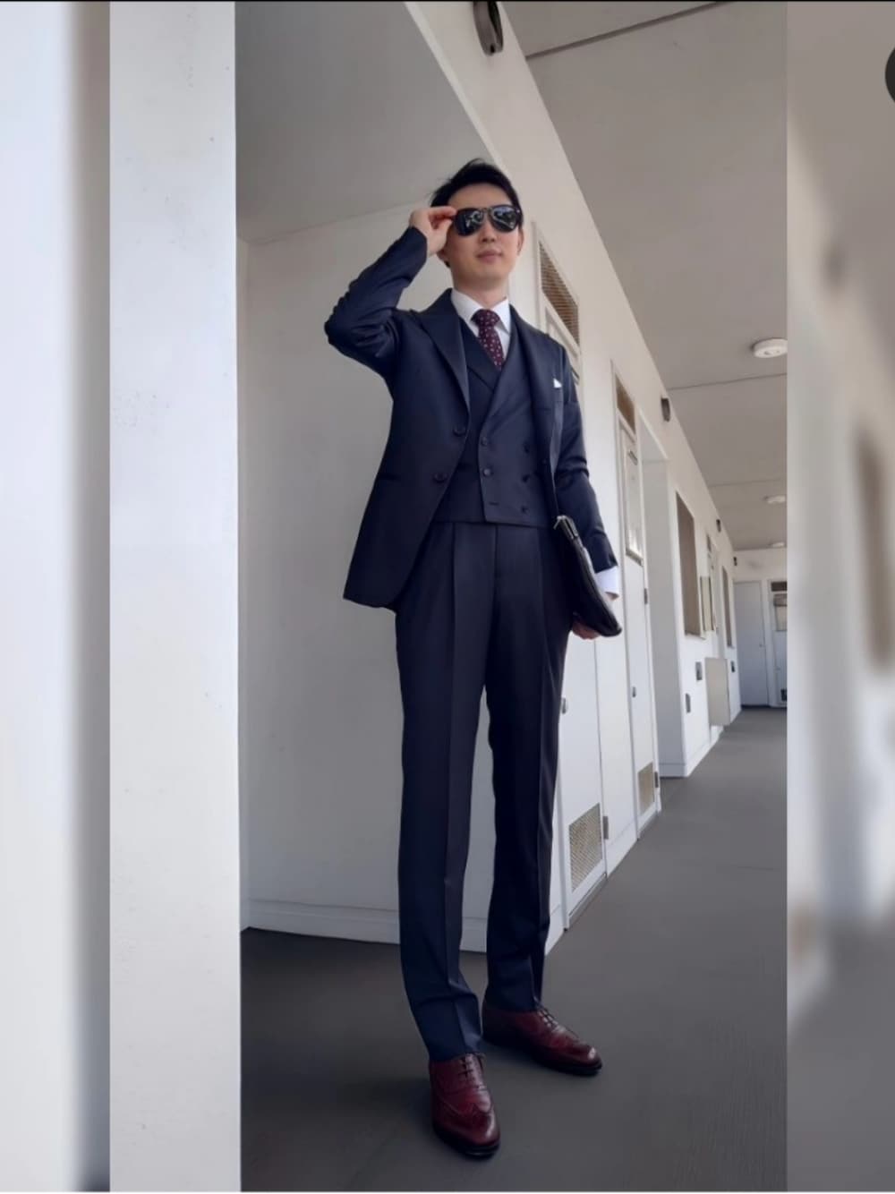 「スーツスタイル、Suit、クラシック、クラシックコーデ、ジャケット、ジャケパン、テーラードジャケット、キレイめ、シンプル、大人コーデ、フォーマル、セットアップスタイル、セットアップ、サングラス、ディナー」｜「EDWARD GREENの【旧ロゴ】EDWARD GREEN MALVERN（ドレスシューズ、ブラウン系）」を使った、kengoal@相互さん（メンズ・180cm）の春コーディネートの1枚目の写真