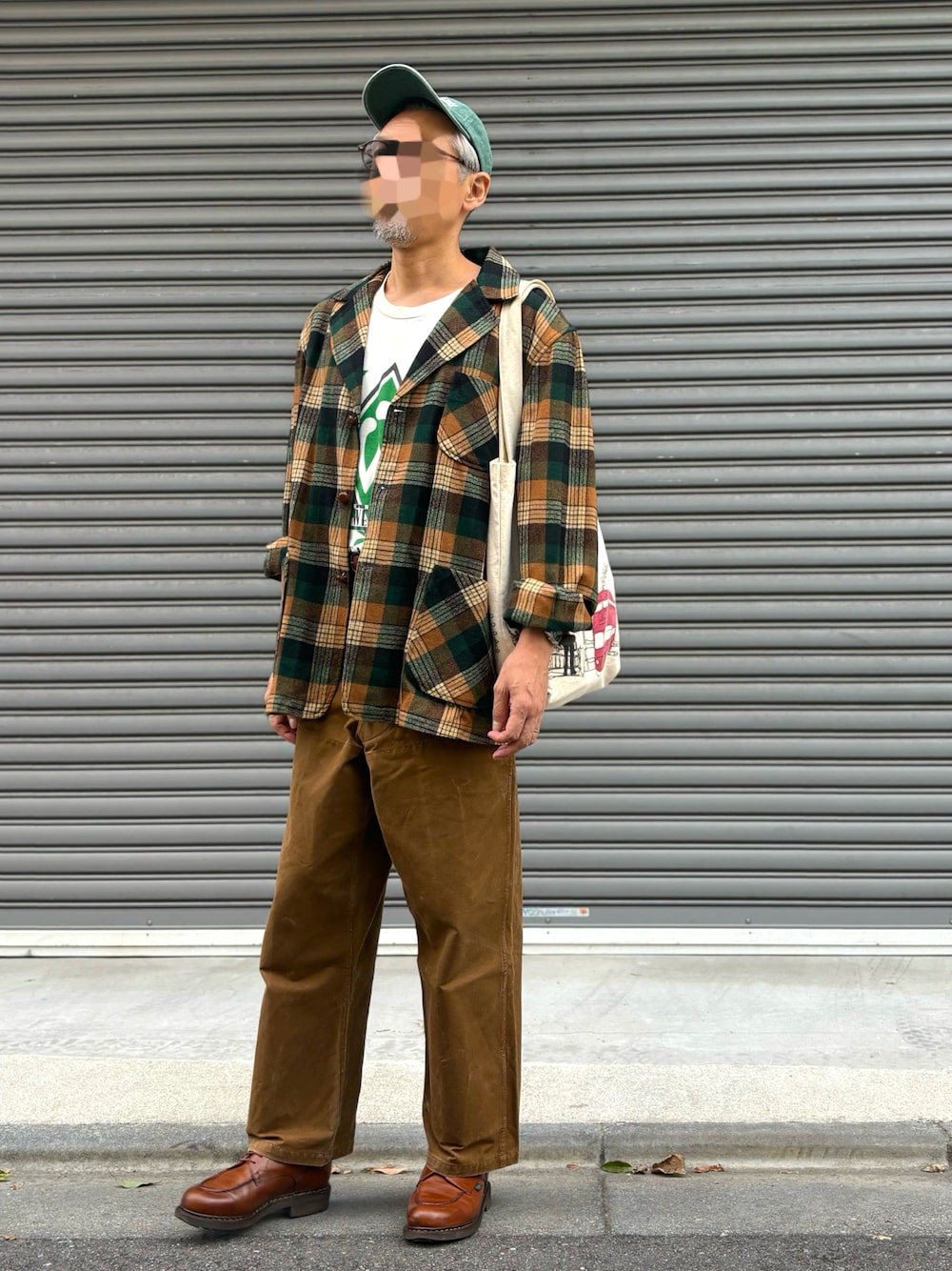 ホワイト系のTシャツ/カットソー、その他のその他アウター、ホワイト系のトートバッグを着用したメンズの秋コーディネートの1枚目の写真