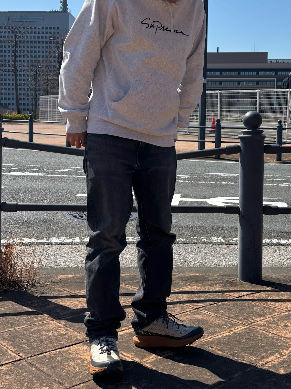 その他のスニーカーを着用したメンズの春コーディネートの1枚目の写真
